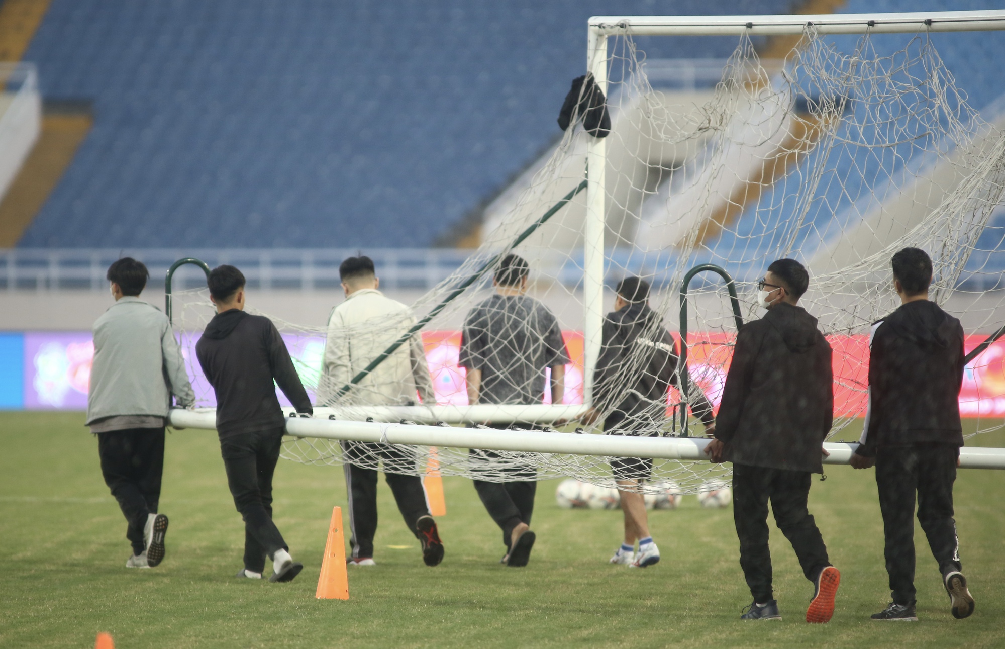 Giám sát AFC kiểm tra sân Mỹ Đình trước ngày đội tuyển Việt Nam đấu Iraq  - Ảnh 7.