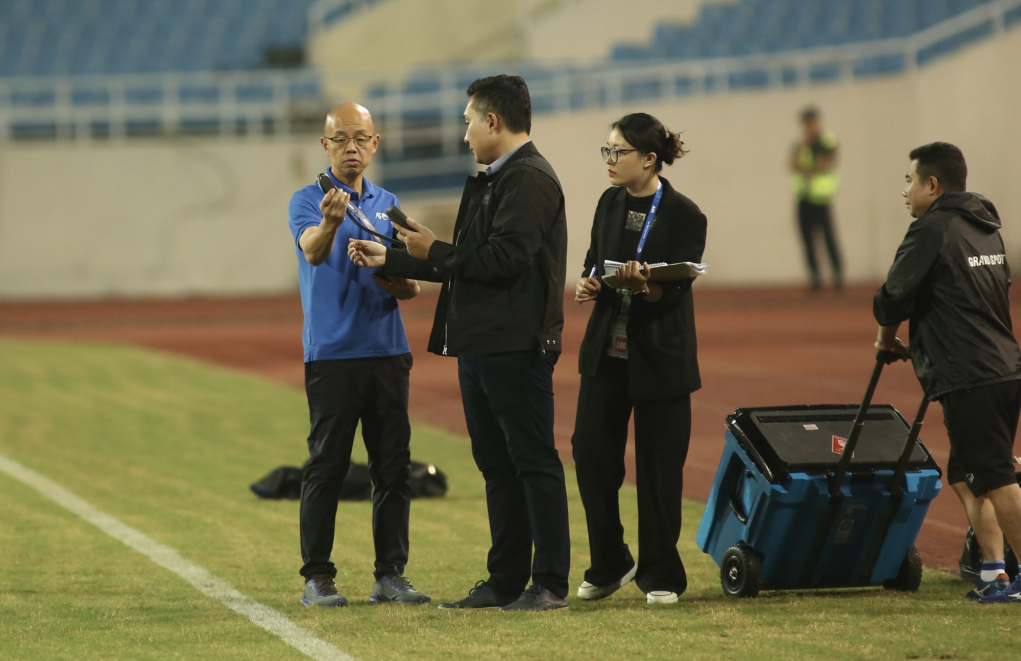 Giám sát AFC kiểm tra sân Mỹ Đình trước ngày đội tuyển Việt Nam đấu Iraq  - Ảnh 10.