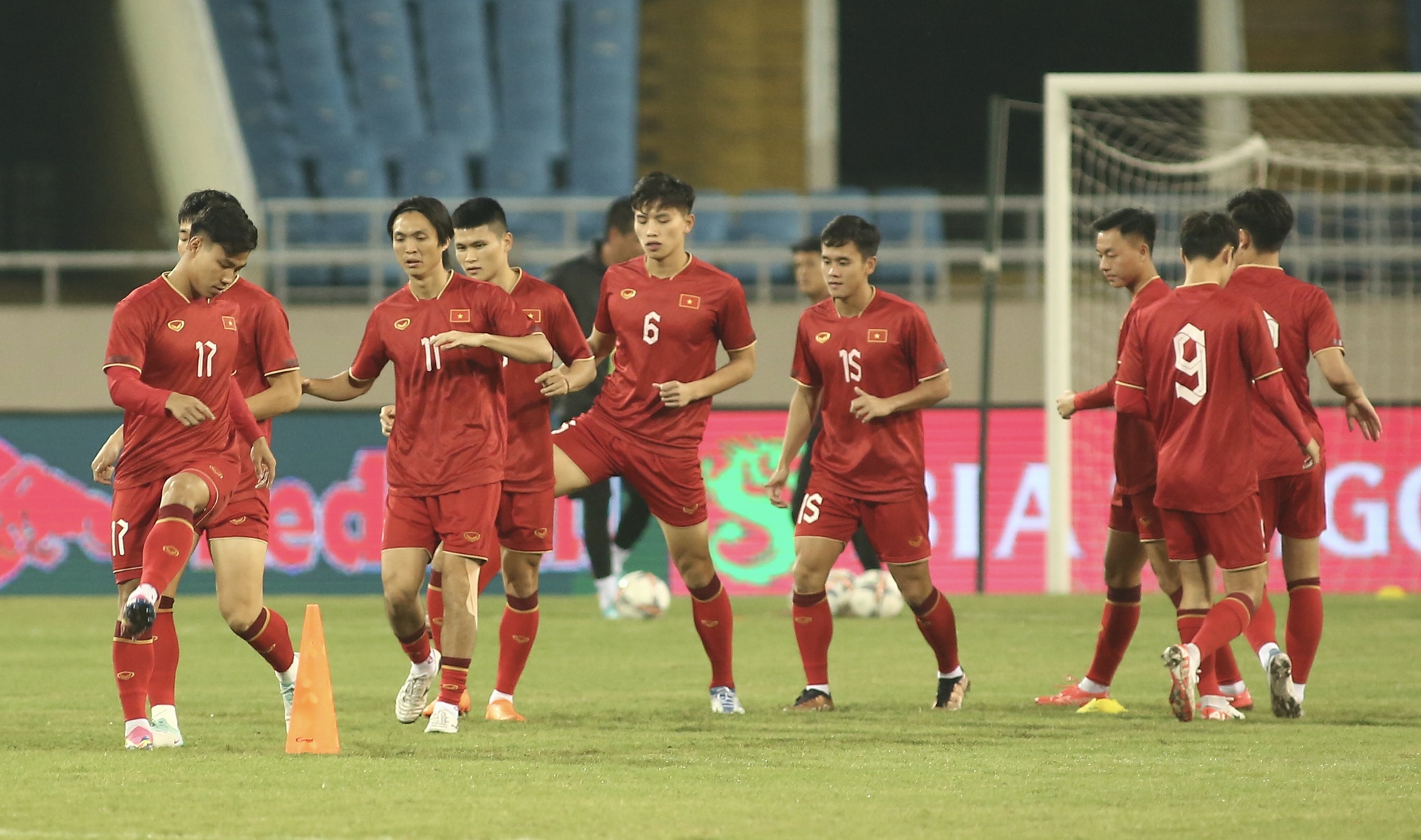 Giám sát AFC kiểm tra sân Mỹ Đình trước ngày đội tuyển Việt Nam đấu Iraq  - Ảnh 12.