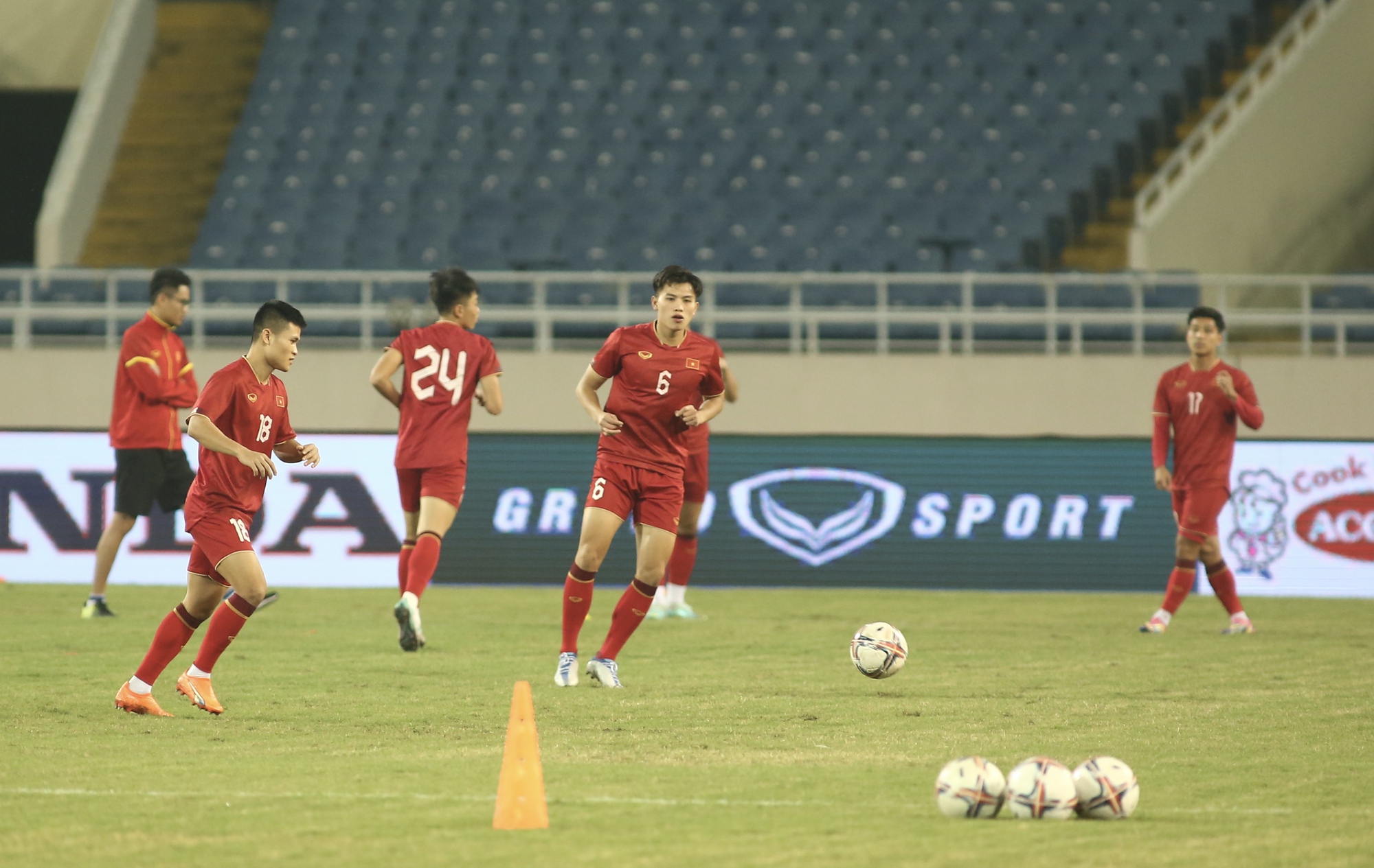 Giám sát AFC kiểm tra sân Mỹ Đình trước ngày đội tuyển Việt Nam đấu Iraq  - Ảnh 15.