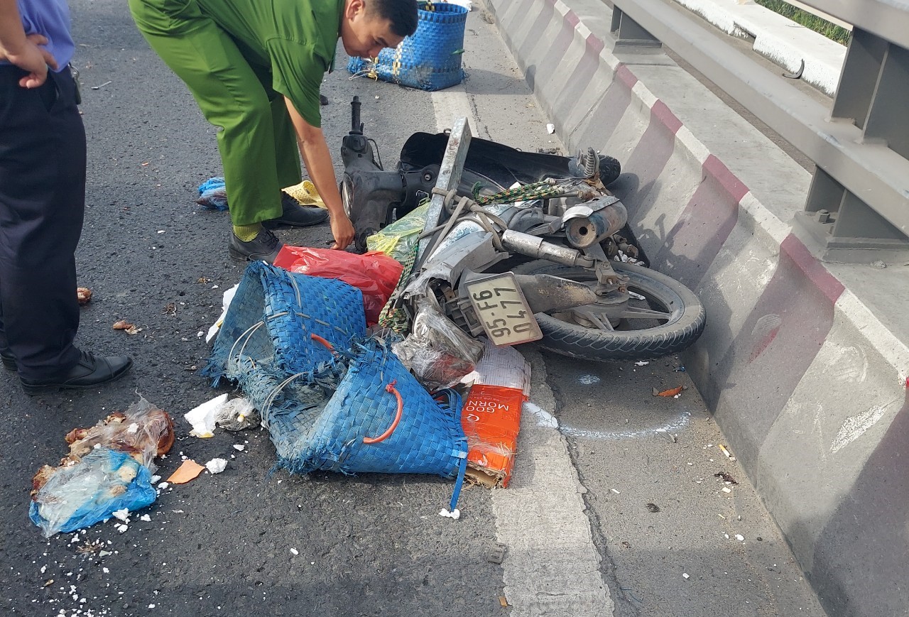 Sau tai nạn khiến 1 người tử vong trên cầu Mỹ Thuận, xe ô tô rời đi - Ảnh 1.