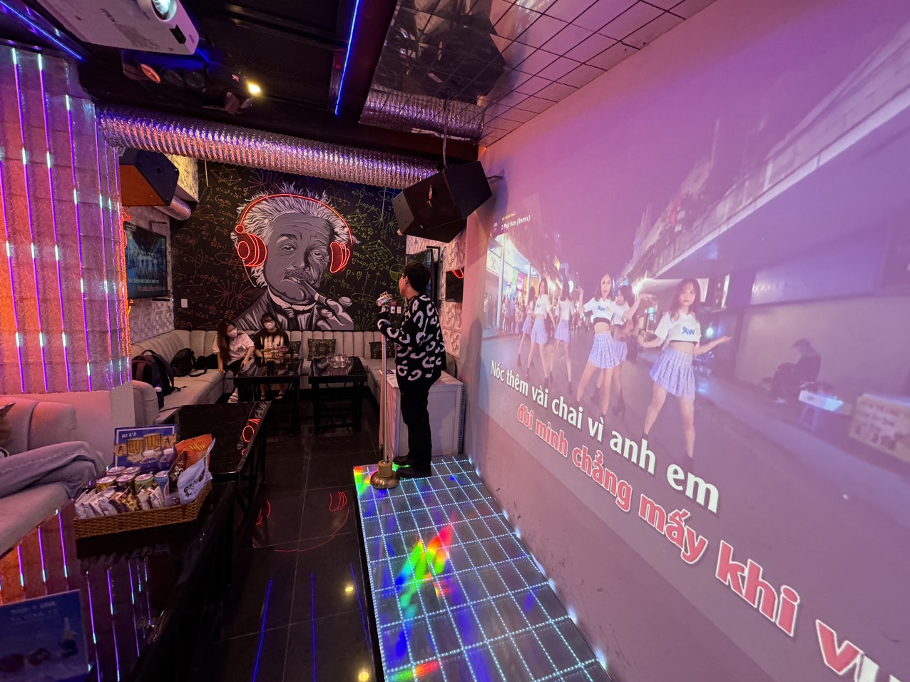 Karaoke TP.HCM ‘ế ẩm’ dịp cuối năm: Nơi giảm sâu, nơi sang quán cắt lỗ - Ảnh 1.