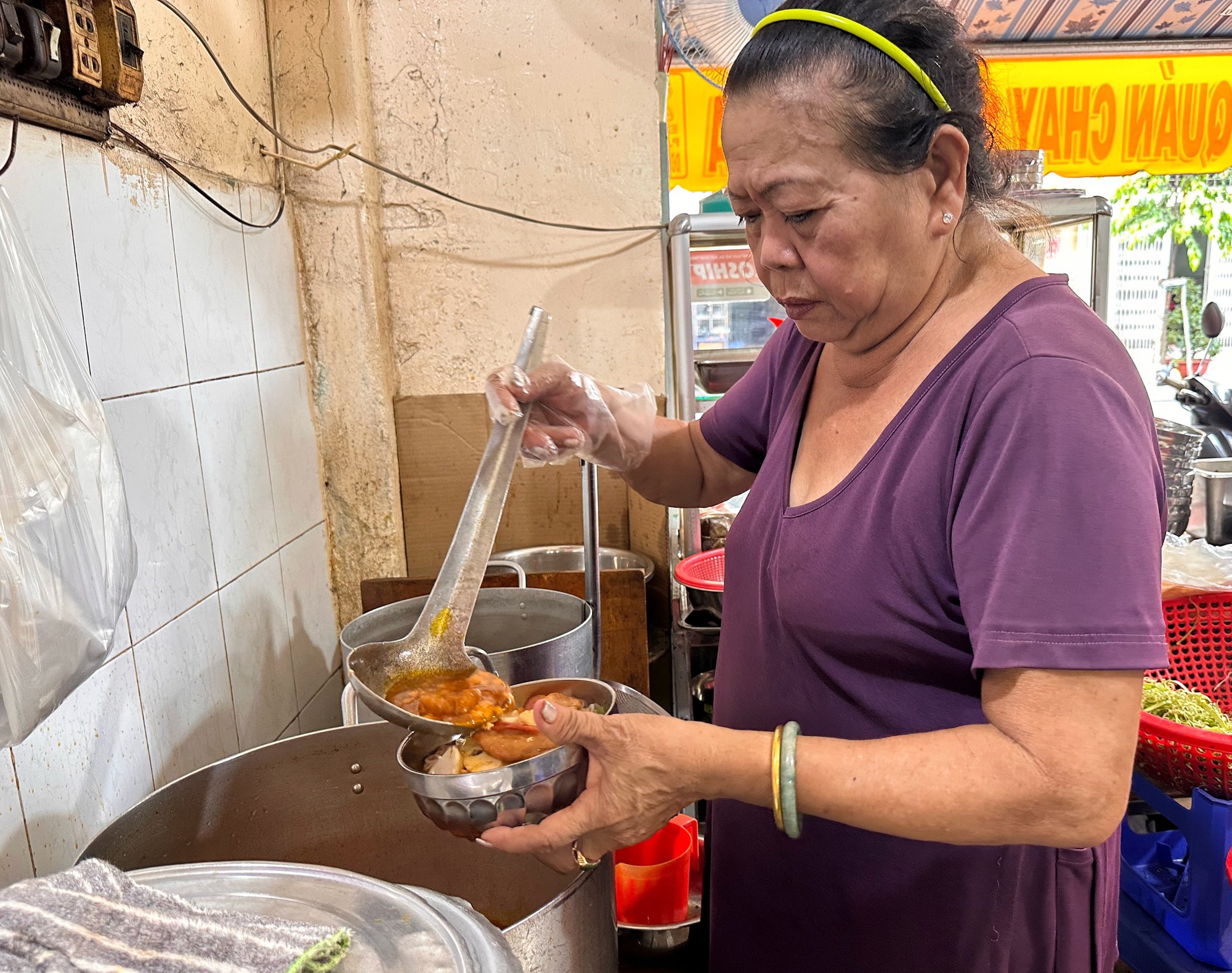 Khách chờ ăn món cà ri chay bán 2 ngày/tháng của LeLeMan: Đắt khách vì con gái - Ảnh 1.