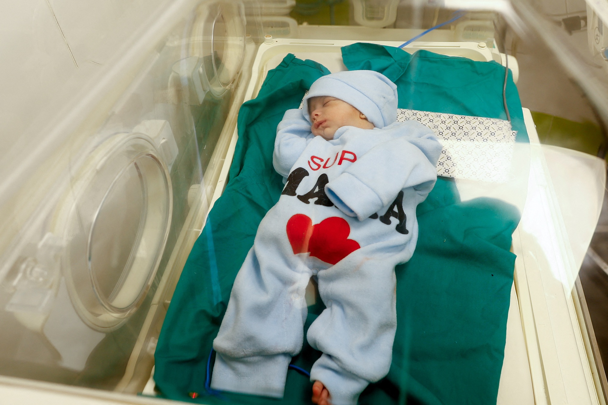Trẻ sơ sinh Gaza được chuyển đến Ai Cập để được chăm sóc khẩn cấp  - Ảnh 1.