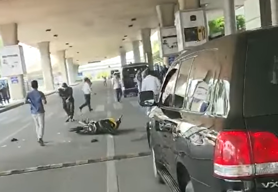 Chạy xe máy "nhầm đường" vào ga quốc tế sân bay Tân Sơn Nhất tông ô tô - Ảnh 1.