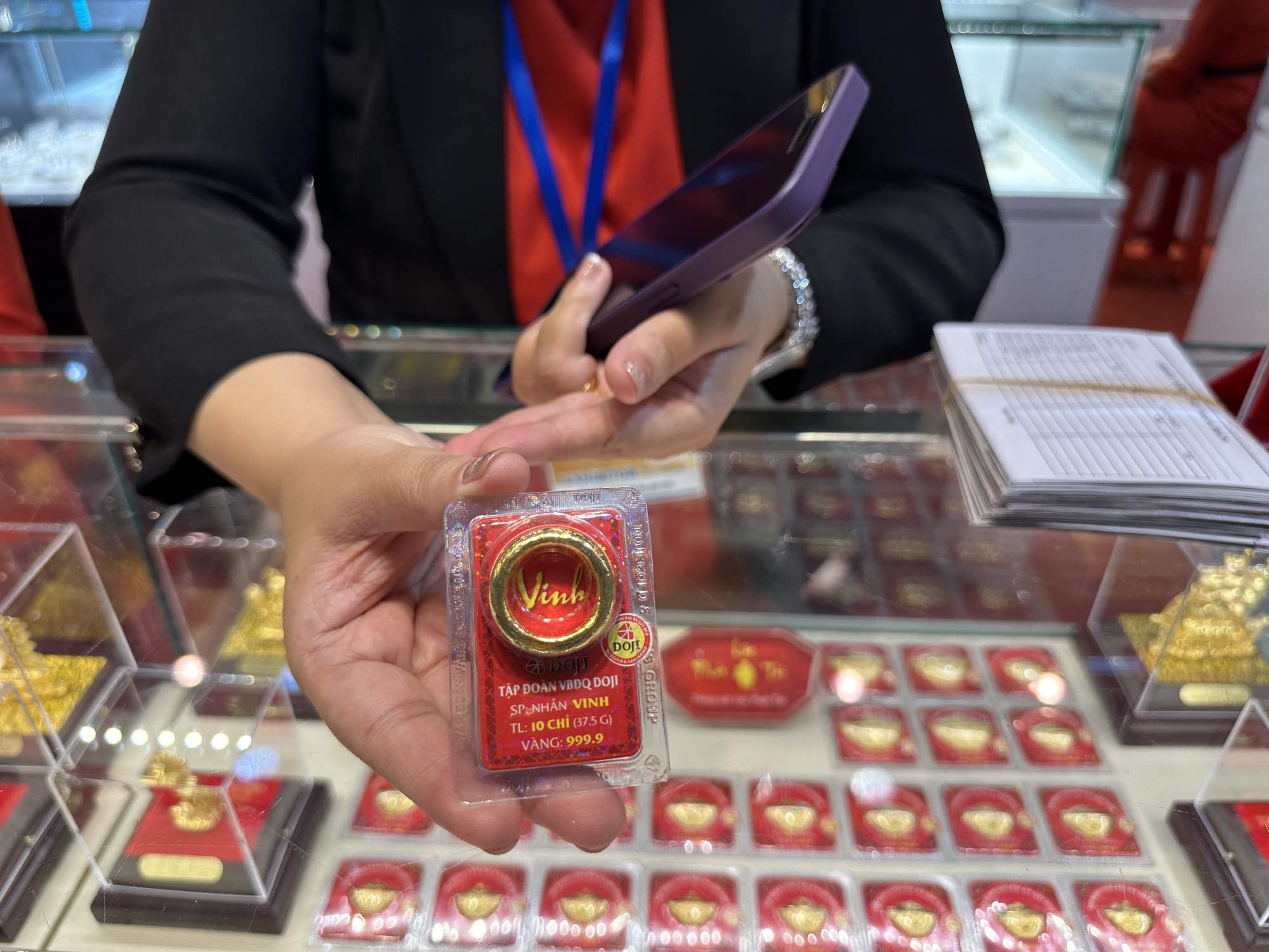 Giá vàng hôm nay 22.11.2023: Vàng nhẫn thấp hơn vàng miếng SJC 10,6 triệu đồng/lượng - Ảnh 1. Giá vàng hôm nay 22.11.2023: Vàng nhẫn thấp hơn vàng miếng SJC 10,6 triệu đồng/lượng - Ảnh 1.