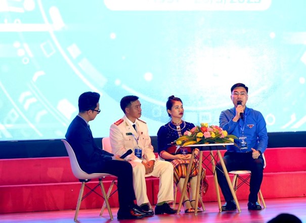 Anh Nguyễn Văn Chỉnh (bìa phải) chia sẻ về những sáng kiến của mình tại lễ trao giải thưởng Lý Tự Trọng năm 2022