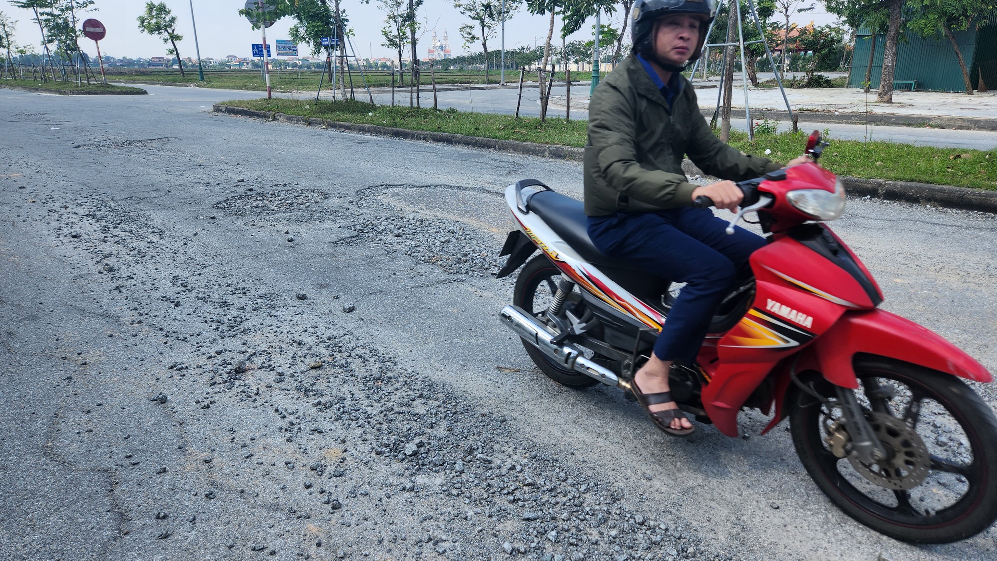 Đường hơn trăm tỉ ở cửa ngõ TP.Hà Tĩnh xuống cấp nghiêm trọng - Ảnh 14. Đường hơn trăm tỉ ở cửa ngõ TP.Hà Tĩnh xuống cấp nghiêm trọng - Ảnh 14.
