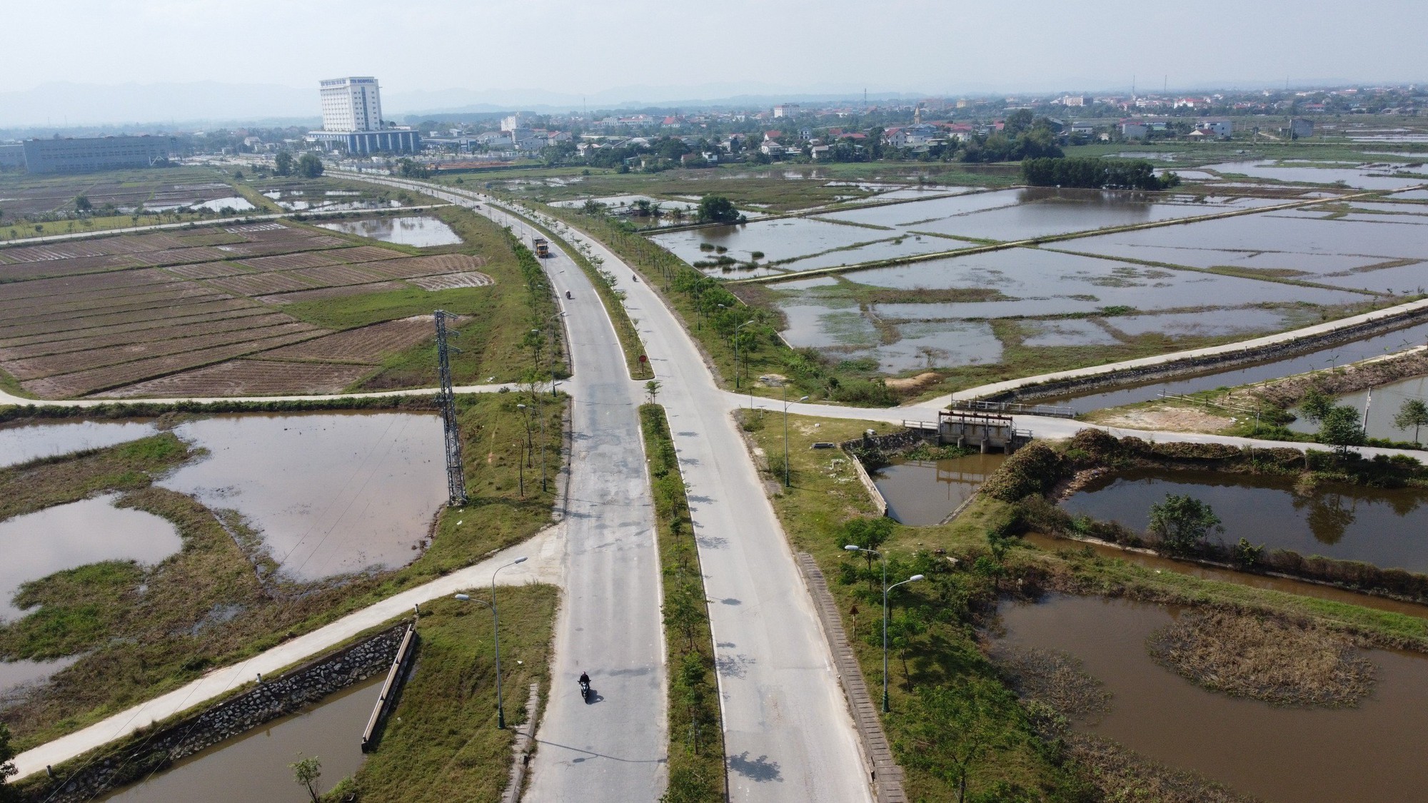 Đường hơn trăm tỉ ở cửa ngõ TP.Hà Tĩnh xuống cấp nghiêm trọng - Ảnh 1. Đường hơn trăm tỉ ở cửa ngõ TP.Hà Tĩnh xuống cấp nghiêm trọng - Ảnh 1.