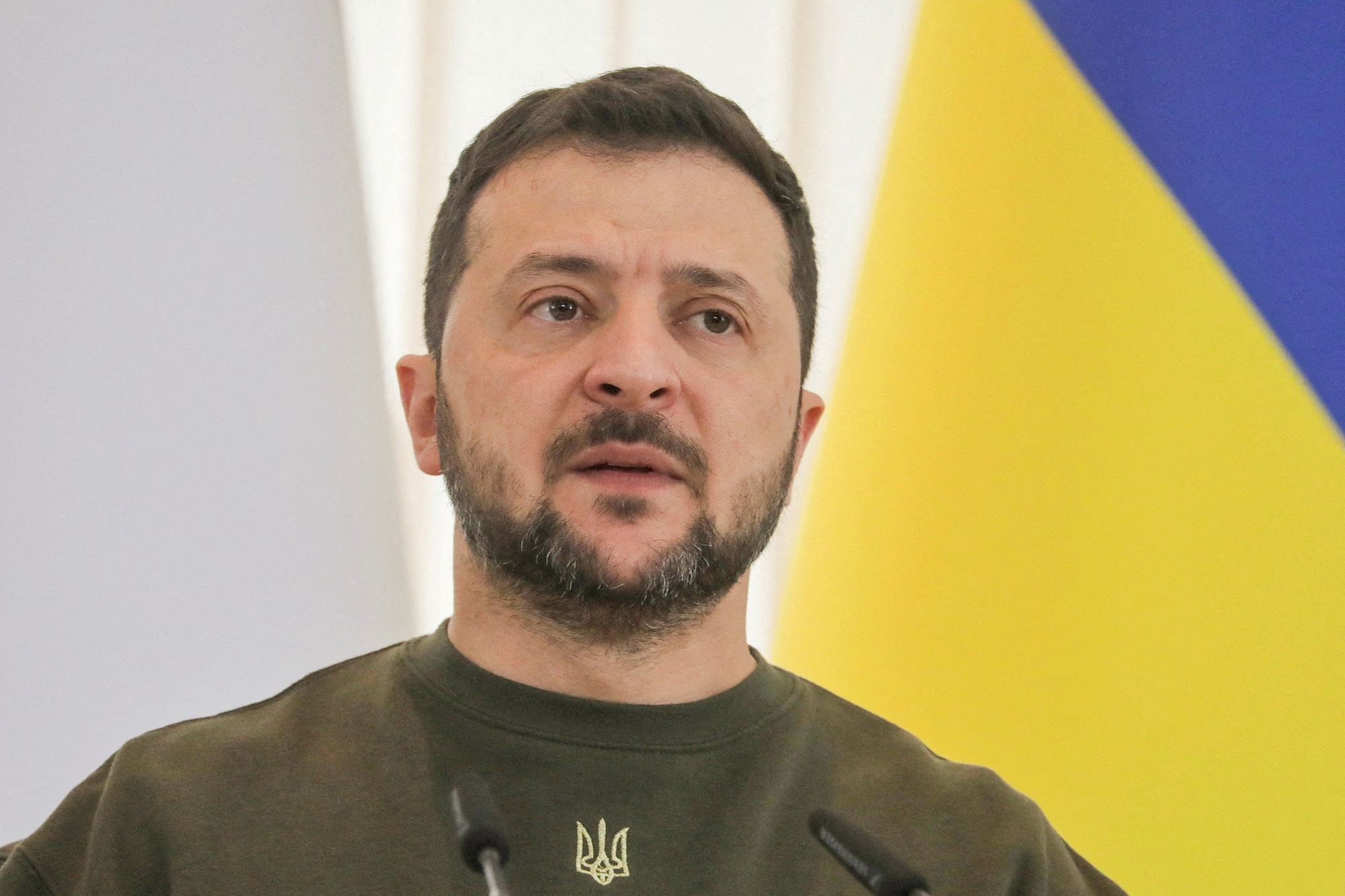 Tổng thống Ukraine khuyên chỉ huy quân đội không can thiệp vào chính trị - Ảnh 1.
