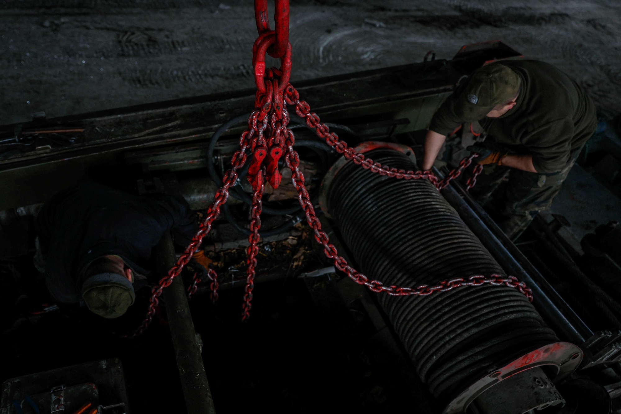 Đội thợ Ukraine ngày đêm sửa chữa xe tăng bị hư hại - Ảnh 1.