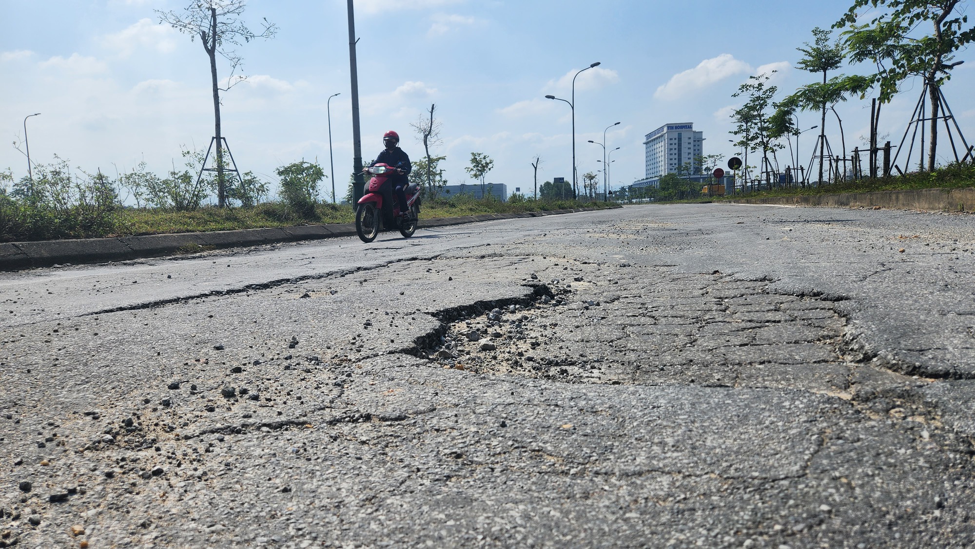 Đường hơn trăm tỉ ở cửa ngõ TP.Hà Tĩnh xuống cấp nghiêm trọng - Ảnh 2. Đường hơn trăm tỉ ở cửa ngõ TP.Hà Tĩnh xuống cấp nghiêm trọng - Ảnh 2.