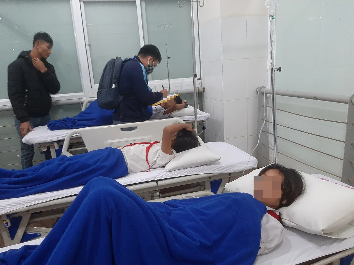 ダクラク:学校近くで買ったミルクティーを飲んだ後、17人の生徒が入院 - 写真2。 Đắk Lắk: 17 học sinh nhập viện cấp cứu sau khi uống trà sữa mua gần trường - Ảnh 2.
