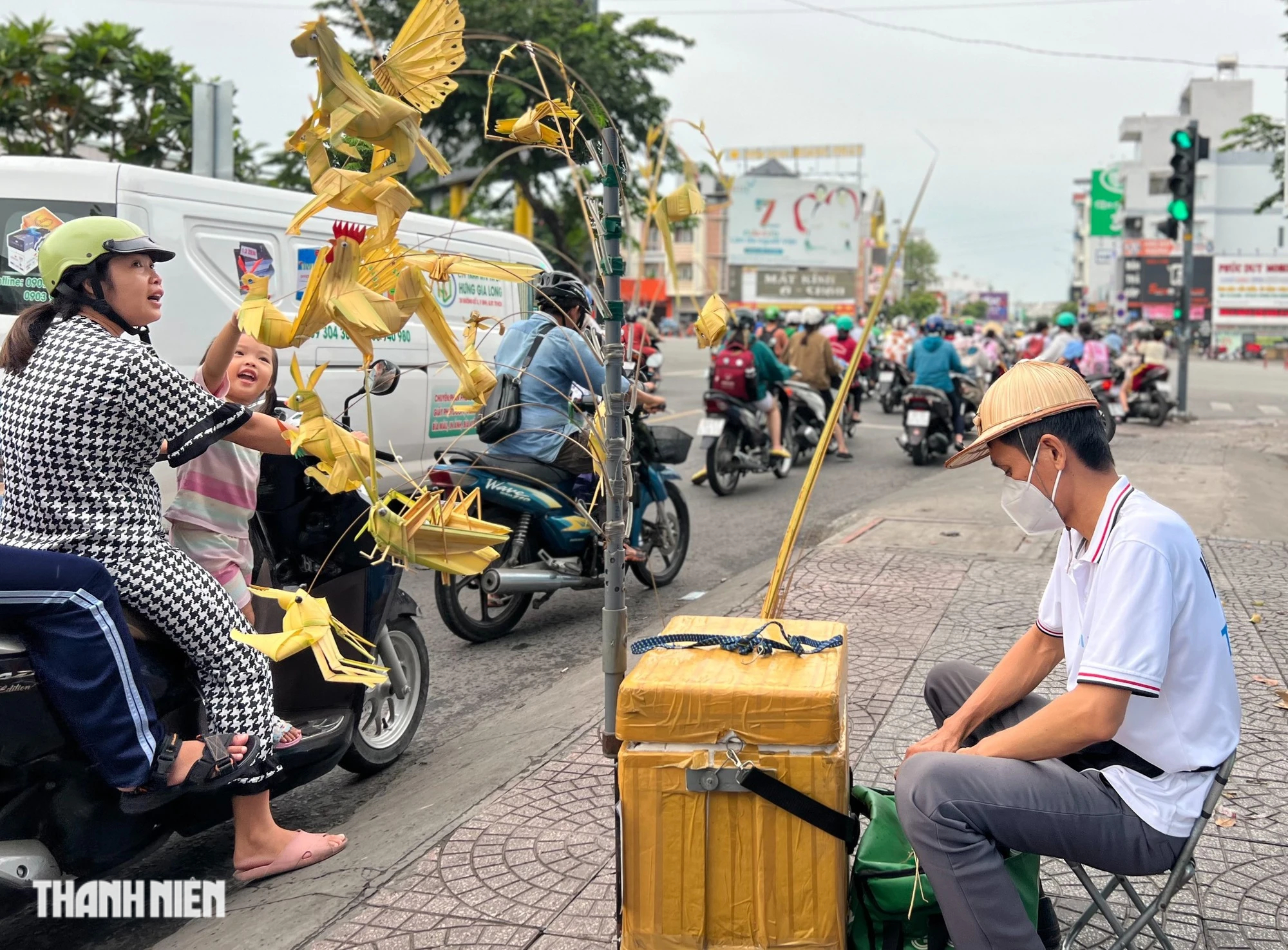 Chàng trai biến lá dừa thành châu chấu, con công... gợi ký ức tuổi thơ giữa TP.HCM - Ảnh 1.