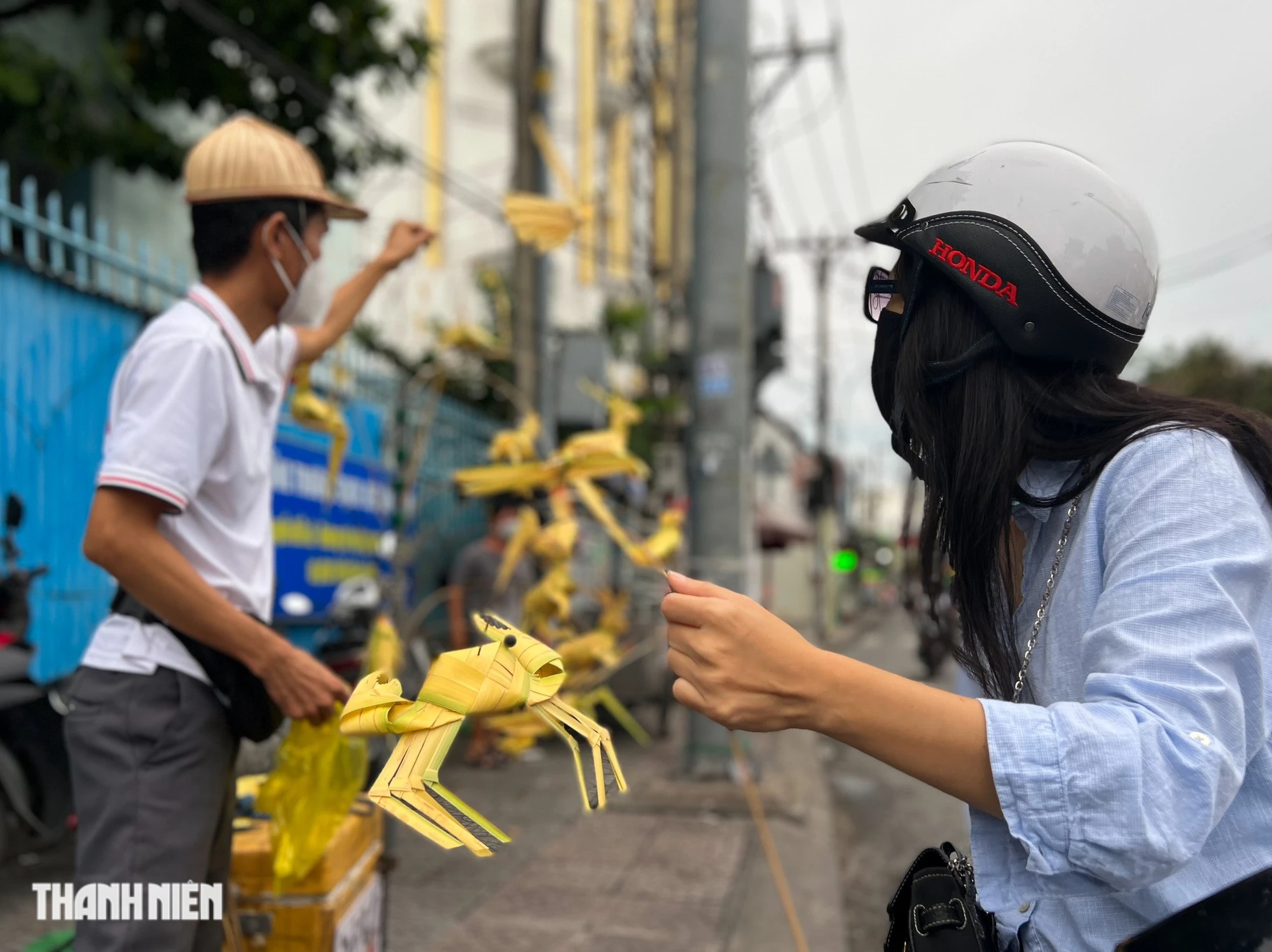 Chàng trai biến lá dừa thành châu chấu, con công... gợi ký ức tuổi thơ giữa TP.HCM - Ảnh 10.