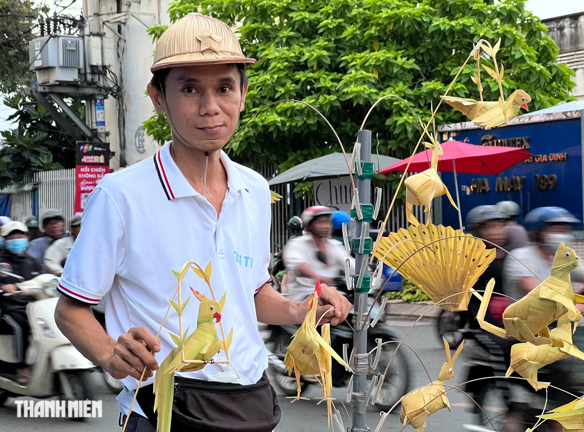 Chàng trai biến lá dừa thành châu chấu, con công... gợi ký ức tuổi thơ giữa TP.HCM - Ảnh 3.