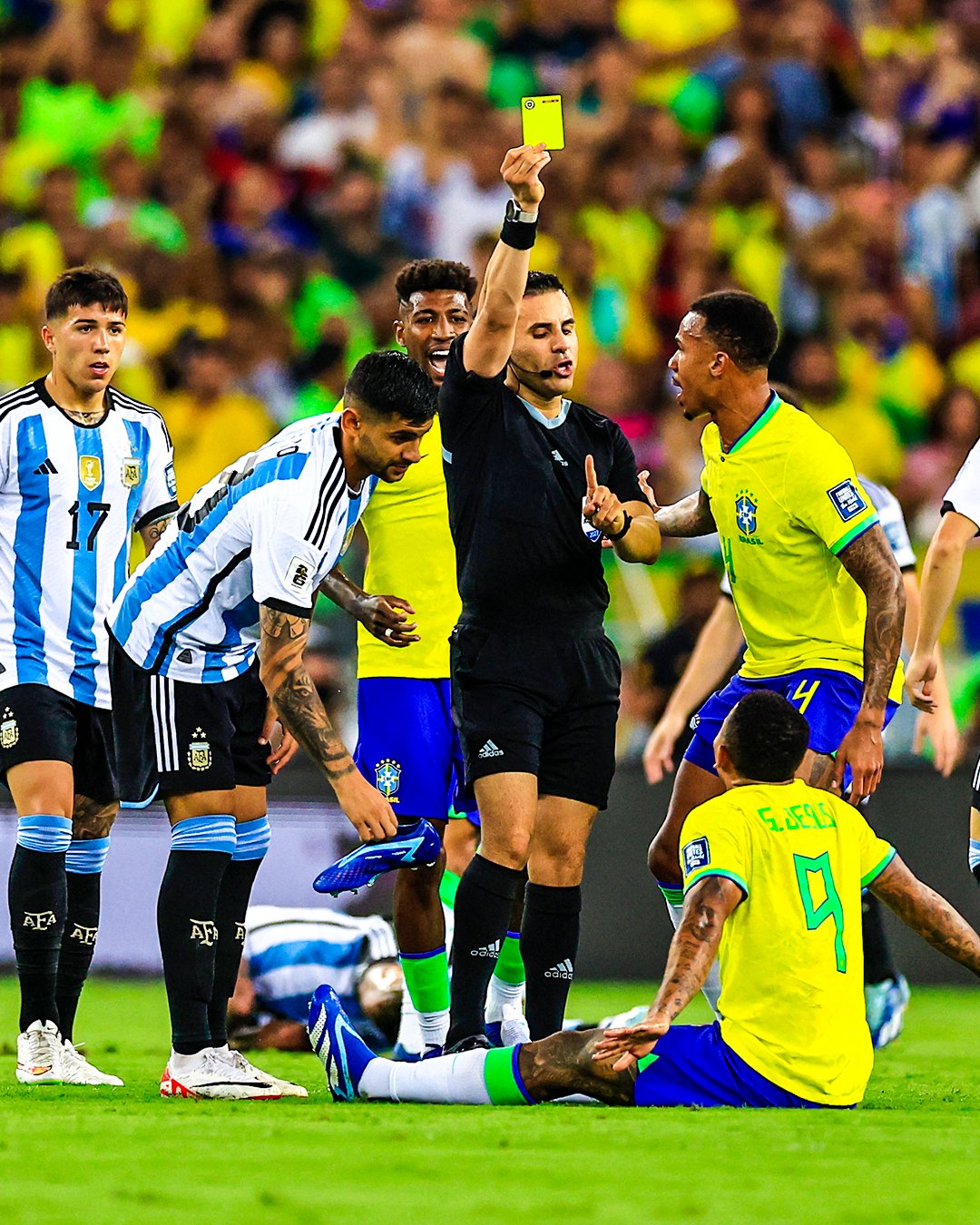 Brazil 0-1 Argentina: Bạo động trên khán đài, Messi tức giận rời sân...