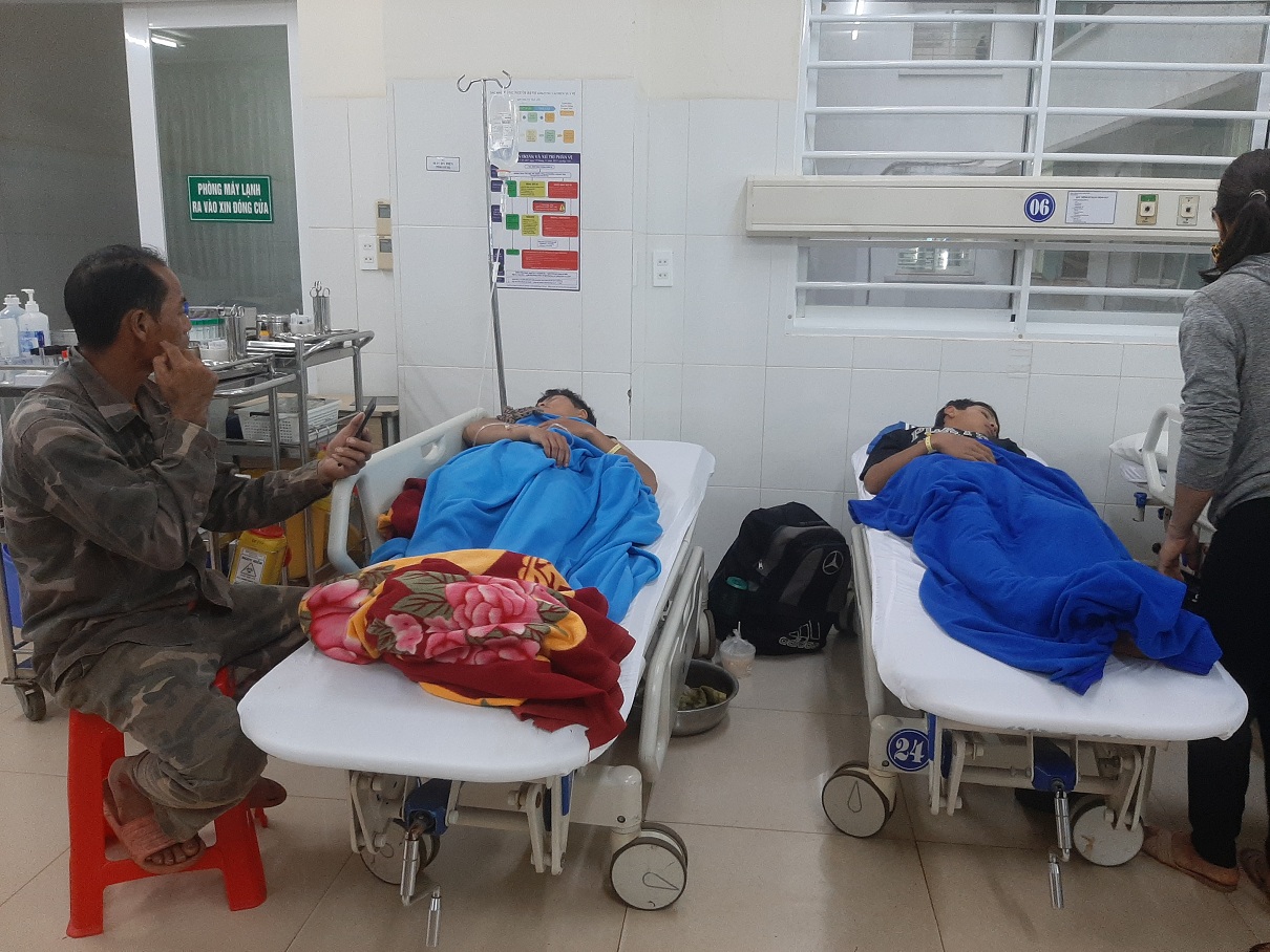 ダクラク:学校近くで買ったミルクティーを飲んだ後、17人の生徒が入院 - 写真1。 Đắk Lắk: 17 học sinh nhập viện cấp cứu sau khi uống trà sữa mua gần trường - Ảnh 1.
