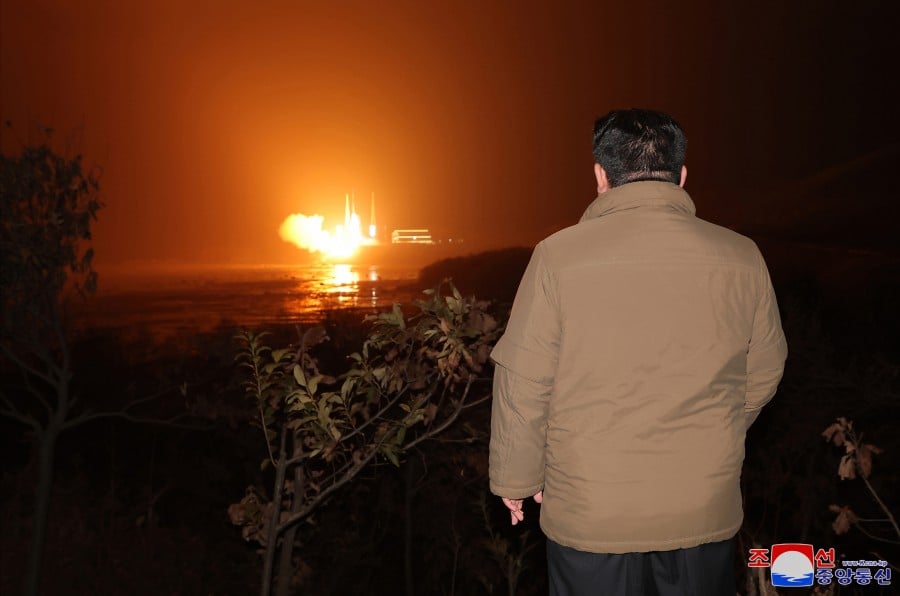 Triều Tiên tuyên bố phóng thành công vệ tinh giám sát quân sự  - Ảnh 1.