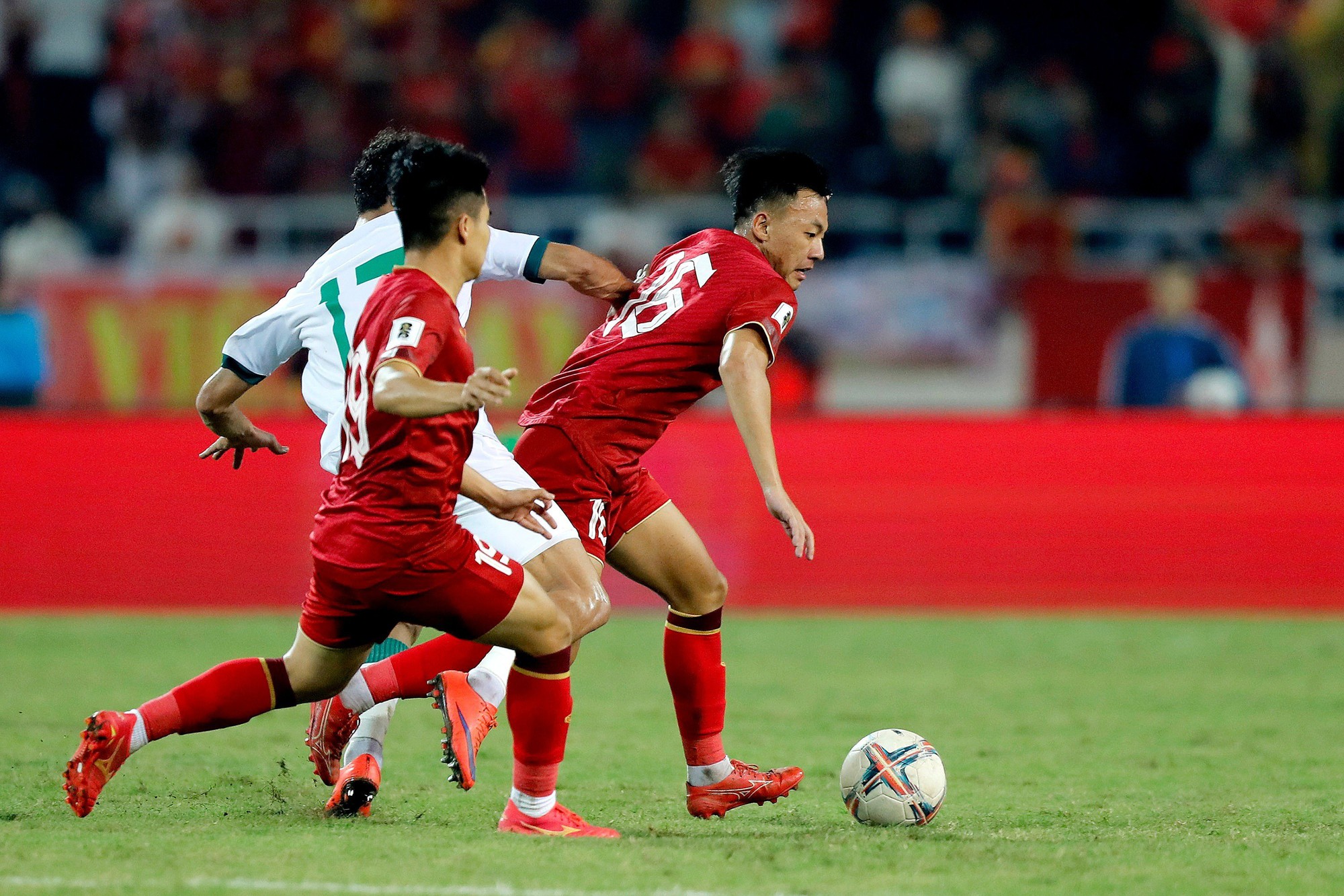Thái Sơn và Thành Long trong trận gặp đội tuyển Iraq tại vòng loại World Cup 2026