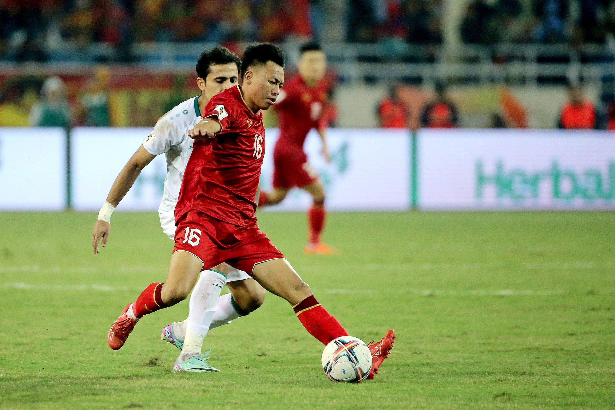 Tiền vệ Thái Sơn đang chơi nổi bật ở hàng tiền vệ đội tuyển Việt Nam