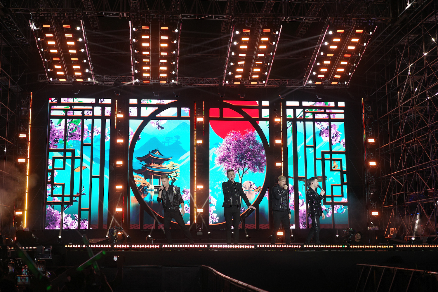 Concert Westlife tại TP.HCM đêm 21.11: giọng hát đỉnh cao, ban tổ chức bị 'phốt' - Ảnh 3.