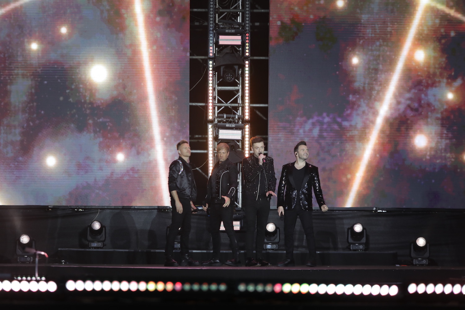 Concert Westlife tại TP.HCM đêm 21.11: giọng hát đỉnh cao, ban tổ chức bị 'phốt' - Ảnh 2. Concert Westlife tại TP.HCM đêm 21.11: giọng hát đỉnh cao, ban tổ chức bị 'phốt' - Ảnh 2.