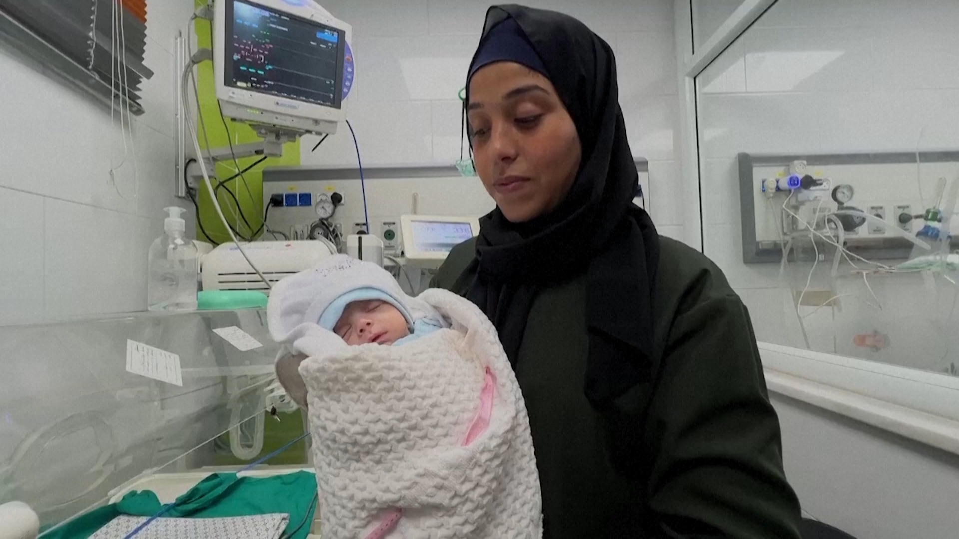 Xúc động người mẹ Gaza đoàn tụ với đứa con sơ sinh sau 45 ngày thất lạc - Ảnh 1.