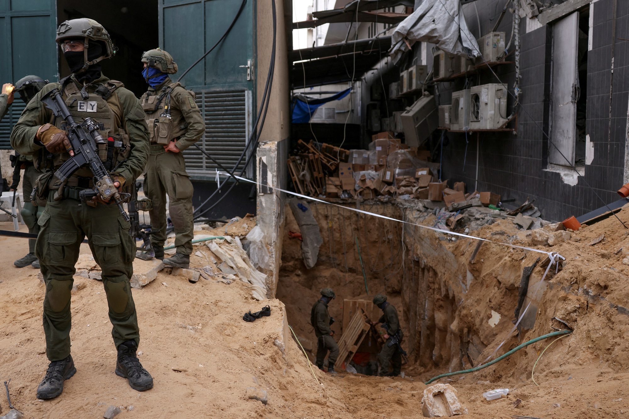 Israel nói chiến binh Hamas trốn bên trong đường hầm bệnh viện Al Shifa - Ảnh 1.