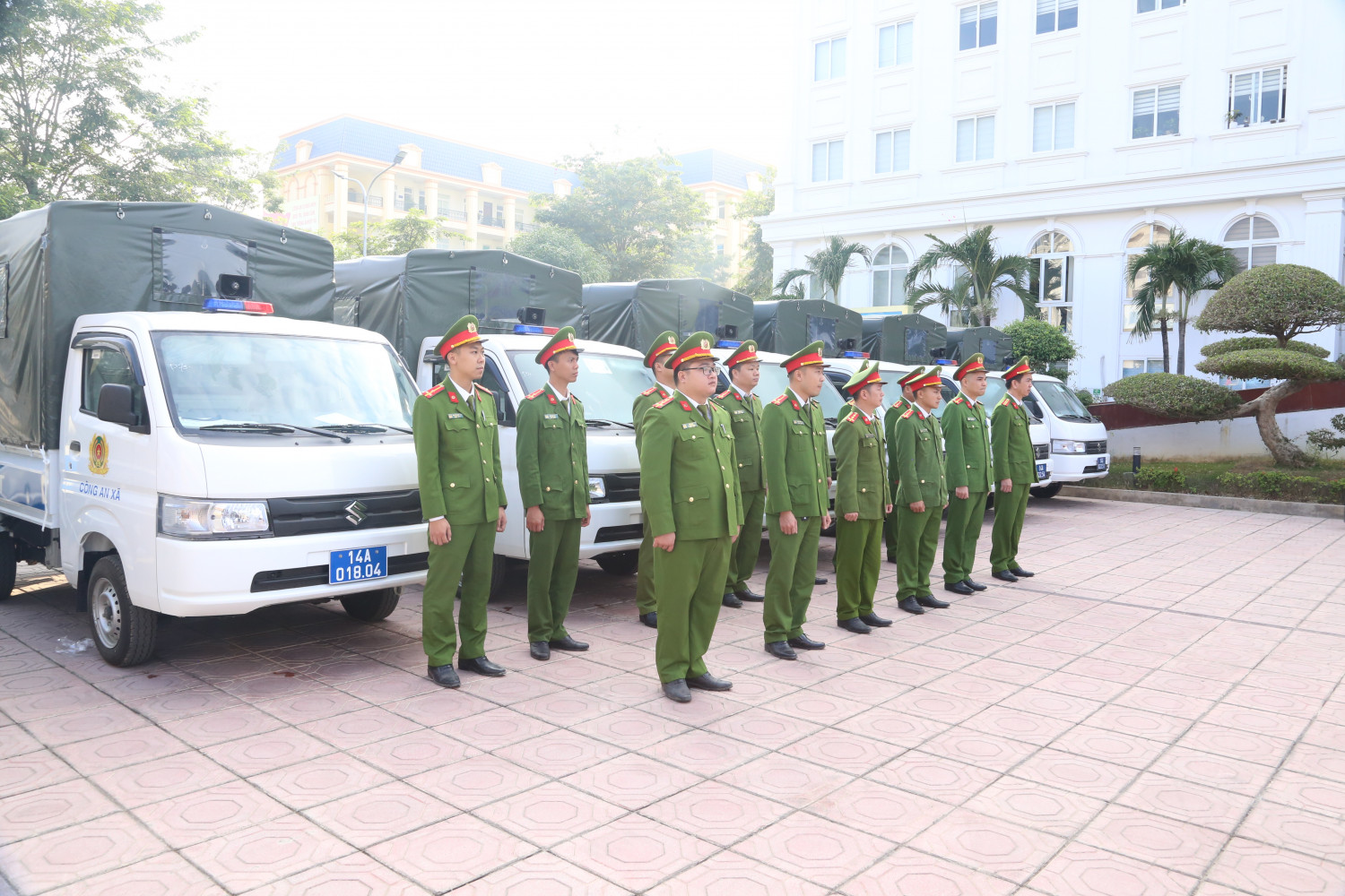 Thiếu tướng Đinh Văn Nơi trao 55 ô tô chuyên dụng cho công an xã  - Ảnh 2.