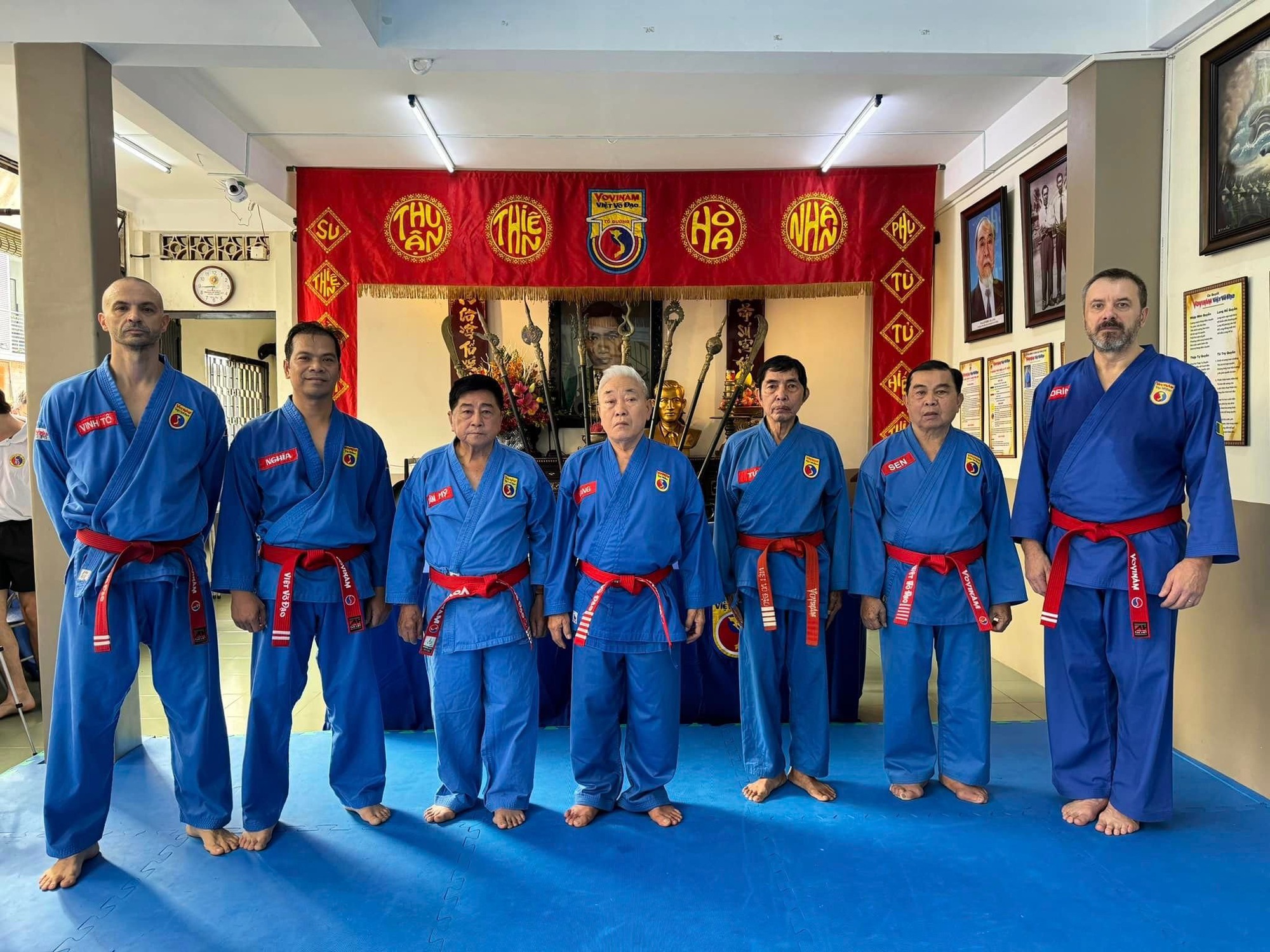 Tận tâm tận lực lan tỏa Vovinam - Dédié à la diffusion du Vovinam. 