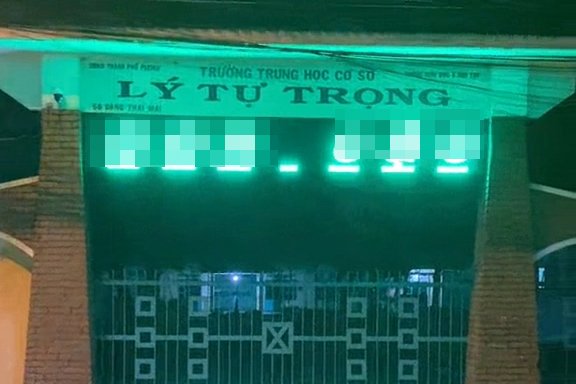 Bảng Led điện tử của hai trường học bị thay đổi nội dung phản cảm - Ảnh 1.