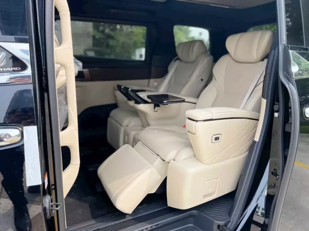 Toyota Alphard 2024 xuất hiện tại Việt Nam, giá 4,37 tỉ đồng - Ảnh 3. Toyota Alphard 2024 xuất hiện tại Việt Nam, giá 4,37 tỉ đồng - Ảnh 3.