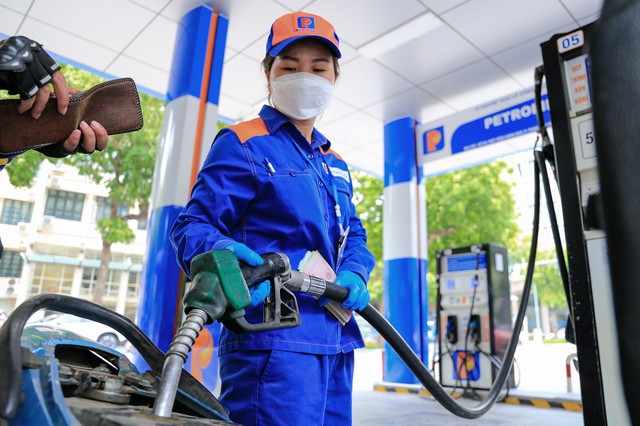 Giá xăng dầu đồng loạt giảm, xăng RON 95 vẫn hơn 23.000 đồng/lít - Ảnh 1.