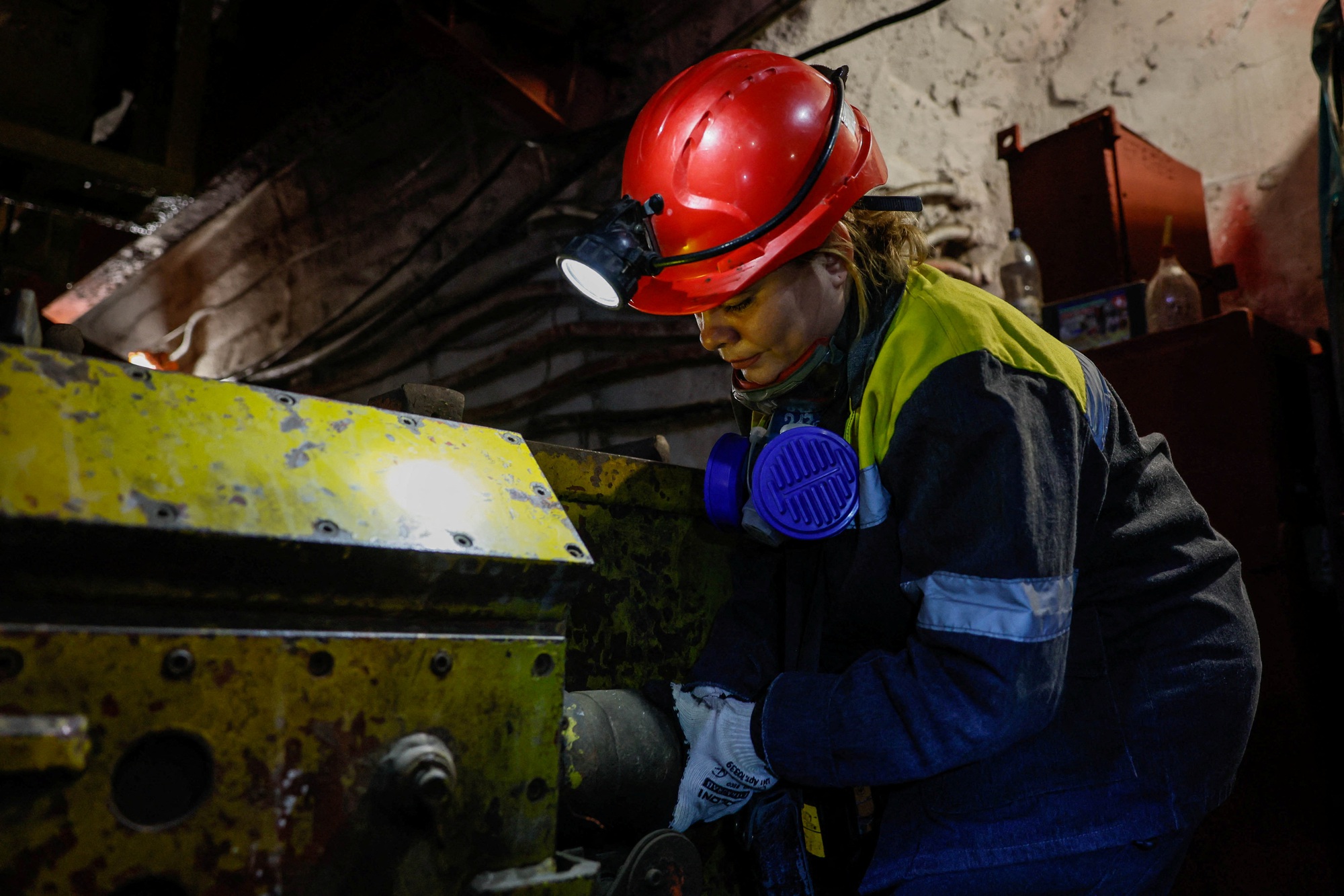 Khi đàn ông ra trận, phụ nữ Ukraine xung phong làm việc tại các mỏ than  - Ảnh 1.