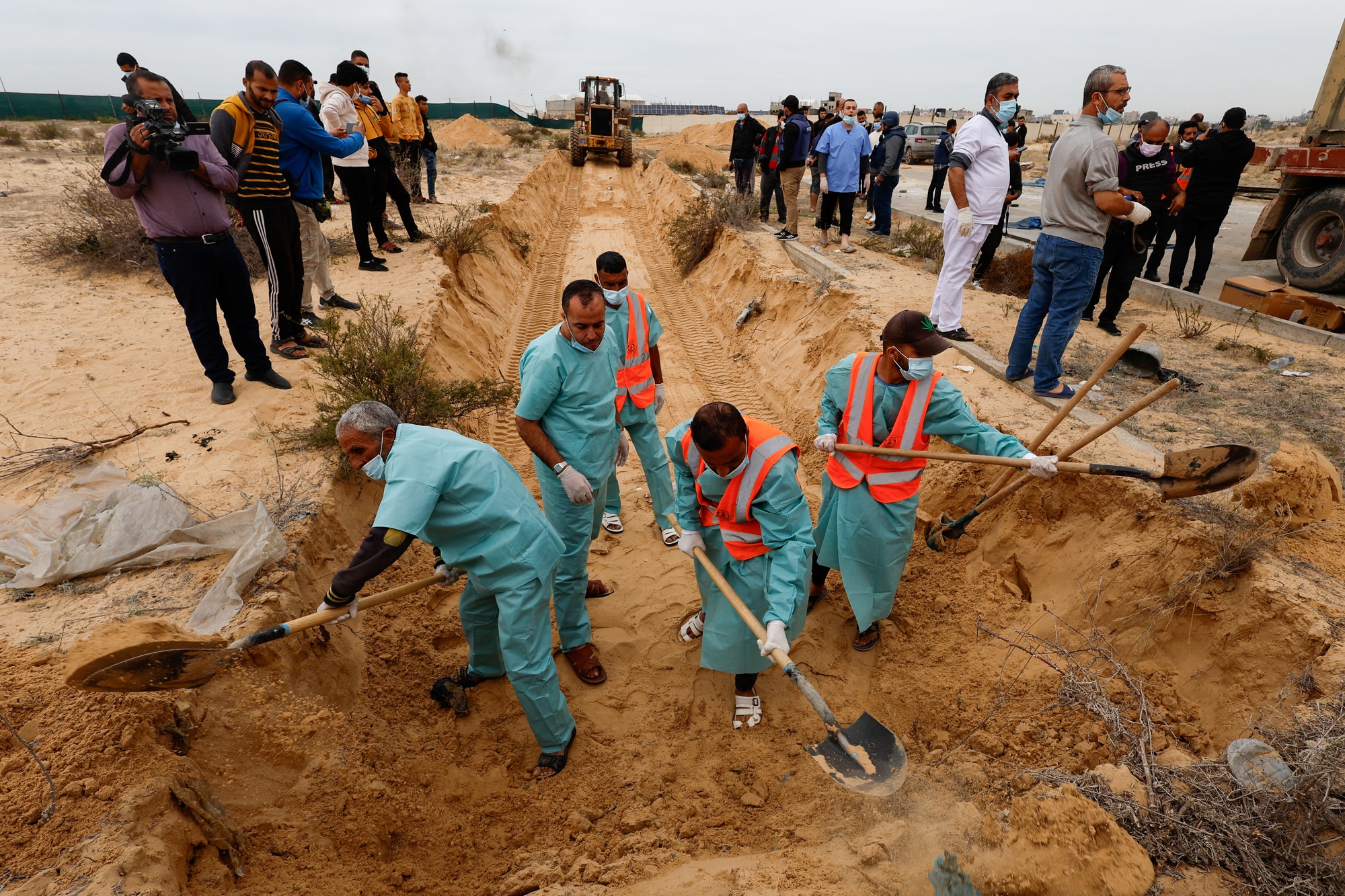 Gaza tổ chức chôn cất tập thể cho người không rõ danh tính  - Ảnh 1.