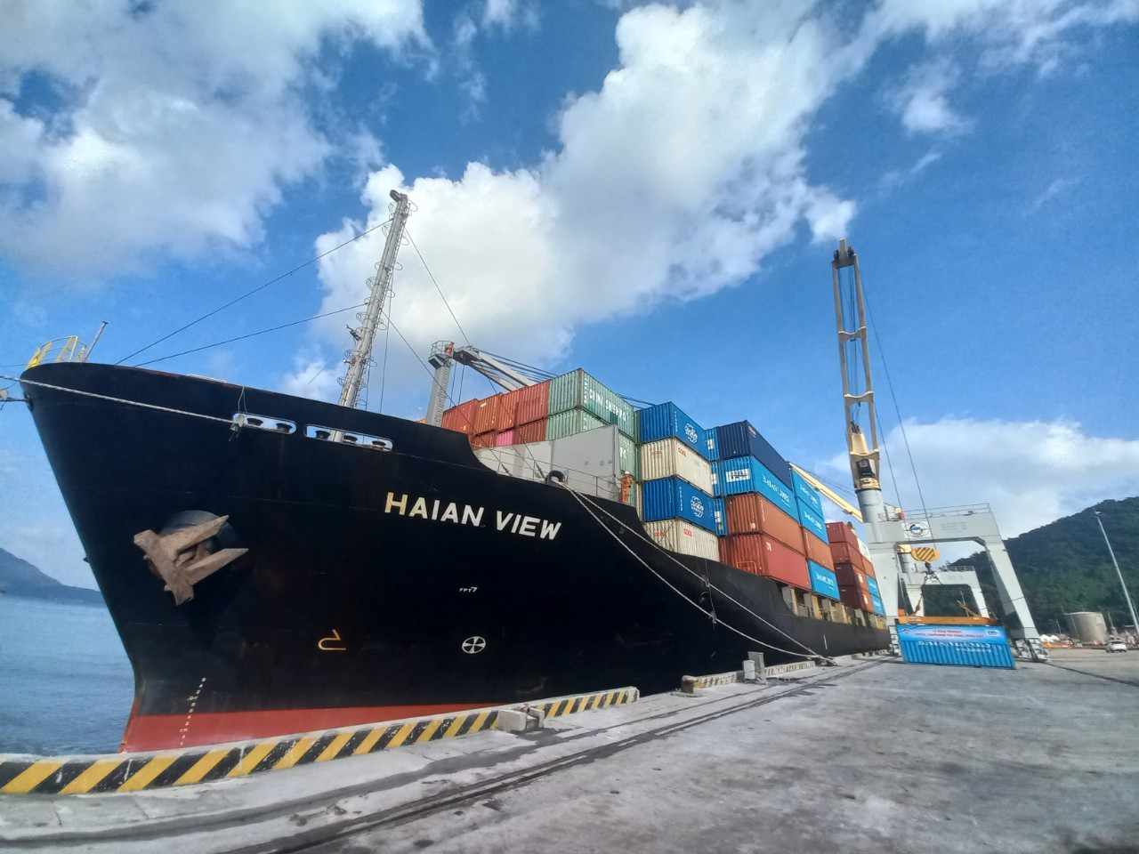 Bàn cách thu hút tàu container đến làm hàng tại cảng Chân Mây