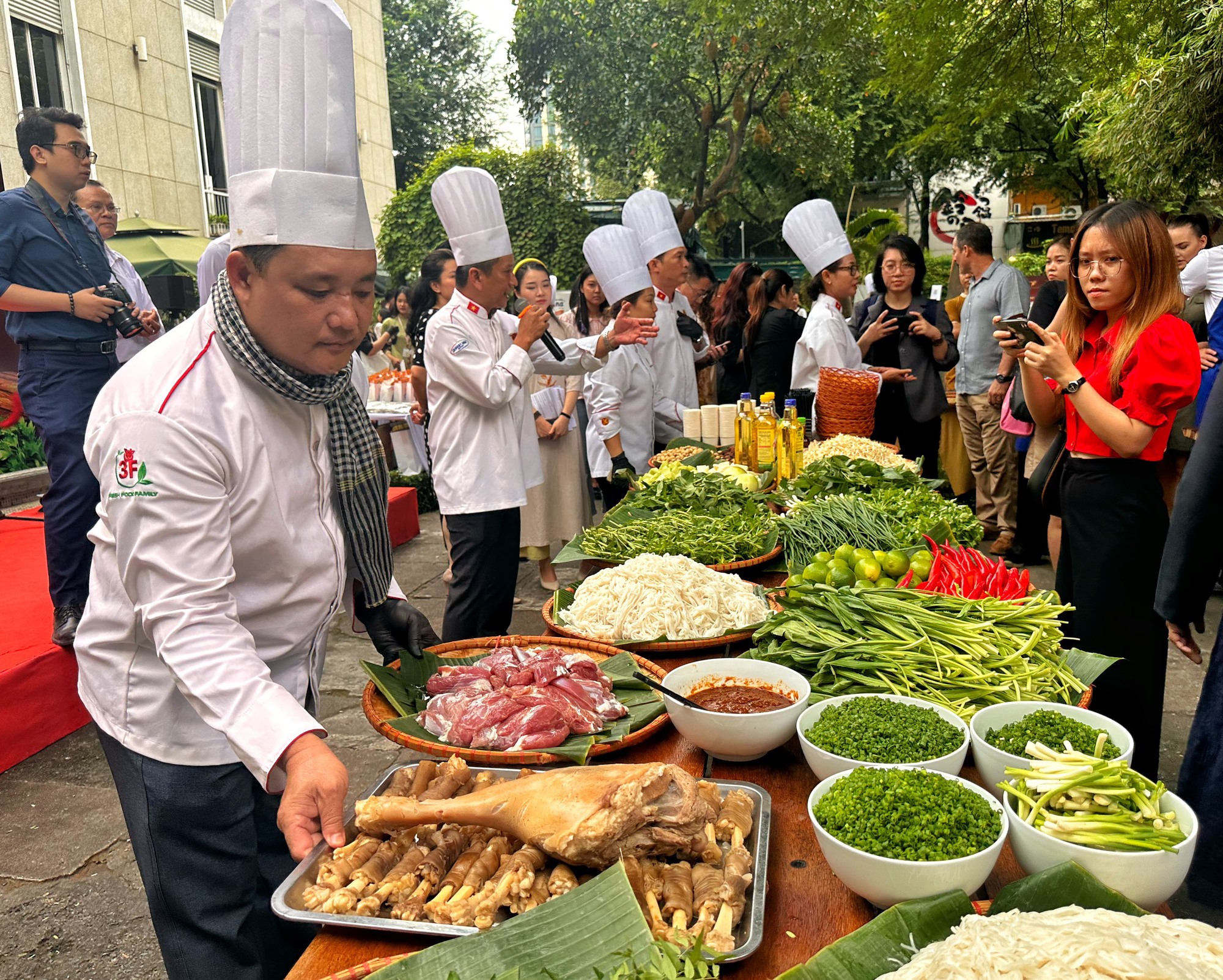 Tổng lãnh sự Cuba tại TP.HCM hào hứng học nấu phở: 'Tôi sẽ nấu cho gia đình...' - Ảnh 2.