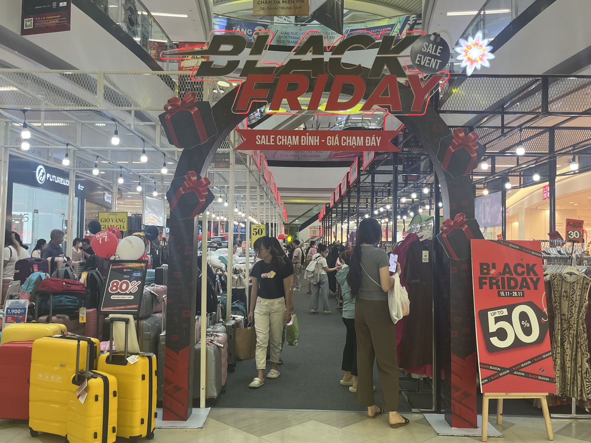 Black Friday 2023: sale “sập sàn” nhiều người bỏ tiền triệu để mua sắm cuối năm - Ảnh 1. Black Friday 2023: sale “sập sàn” nhiều người bỏ tiền triệu để mua sắm cuối năm - Ảnh 1.