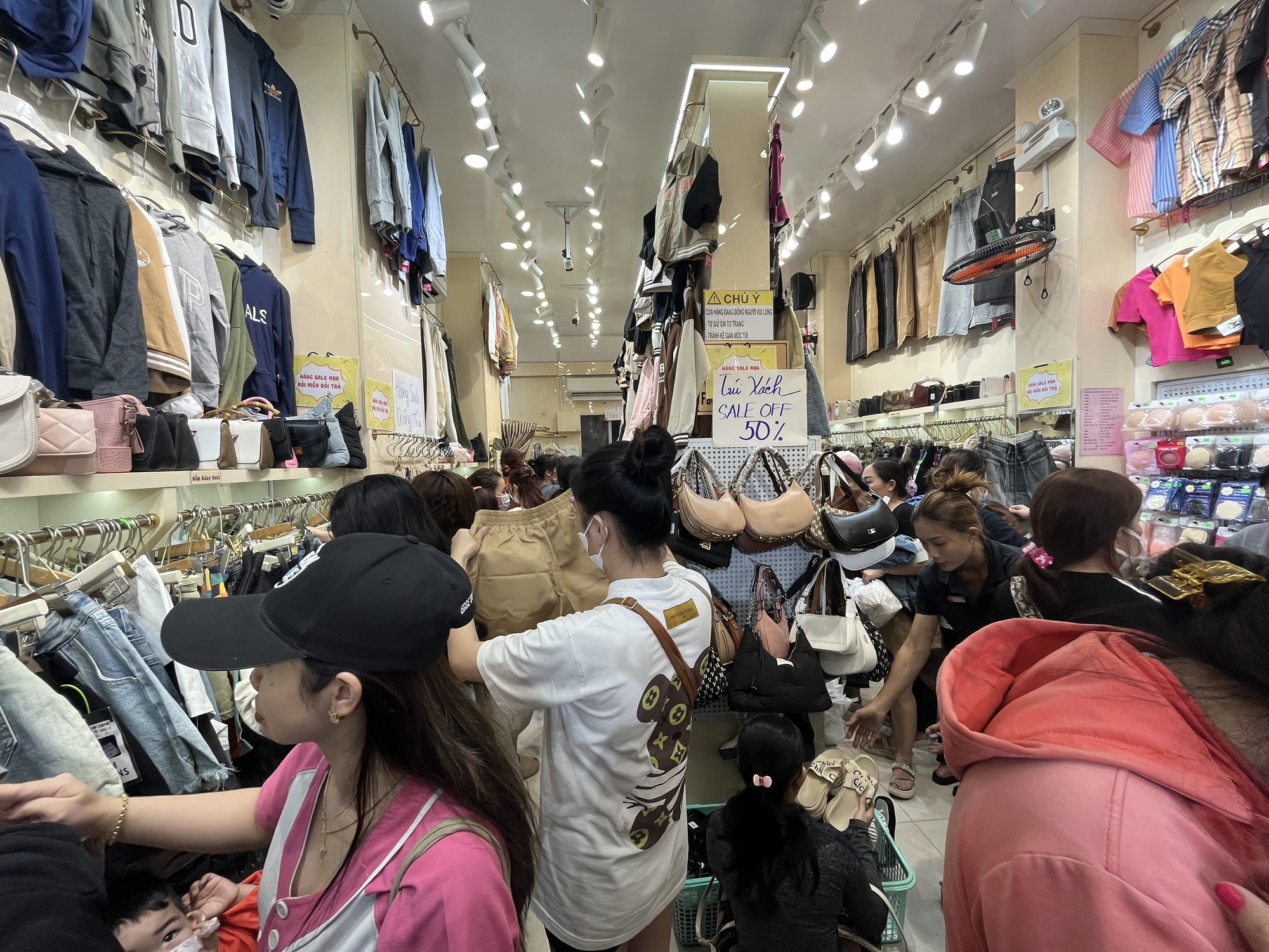 Black Friday 2023: sale “sập sàn” nhiều người bỏ tiền triệu để mua sắm cuối năm - Ảnh 5. Black Friday 2023: sale “sập sàn” nhiều người bỏ tiền triệu để mua sắm cuối năm - Ảnh 5.