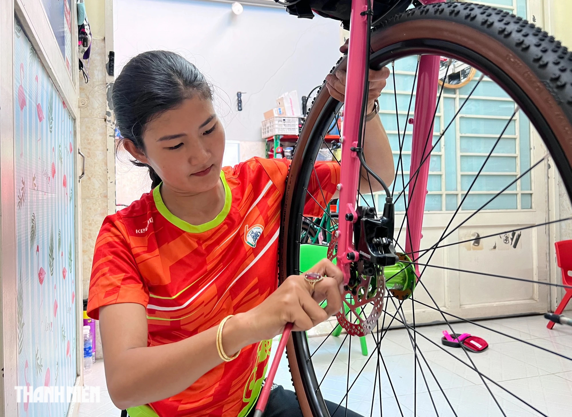 'Cú bẻ lái' của nữ nhân viên văn phòng thành thợ sửa xe đạp chuyên nghiệp - Ảnh 1.