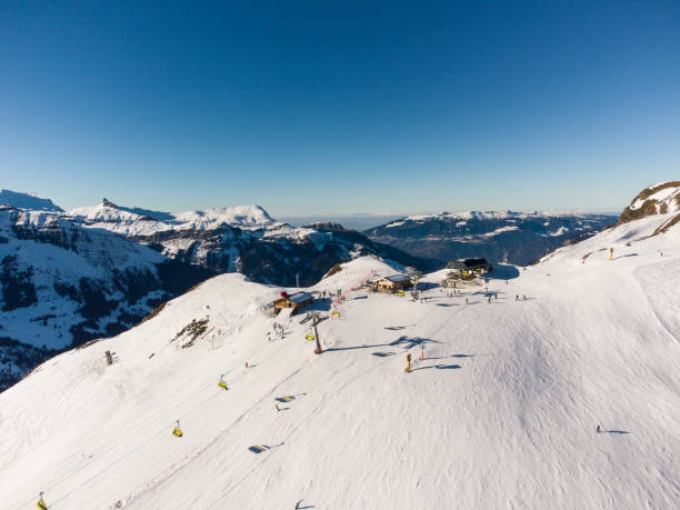 Thử sức với những đường trượt tuyết dài hàng trăm km tại Thụy Sĩ - Ảnh 3.