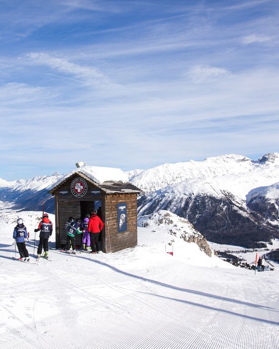 Thử sức với những đường trượt tuyết dài hàng trăm km tại Thụy Sĩ - Ảnh 4.