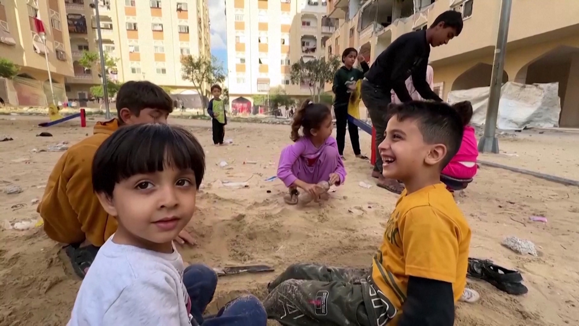 Giữa nỗi kinh hoàng chiến tranh, trẻ em Gaza tìm được nơi có tiếng cười  - Ảnh 1.