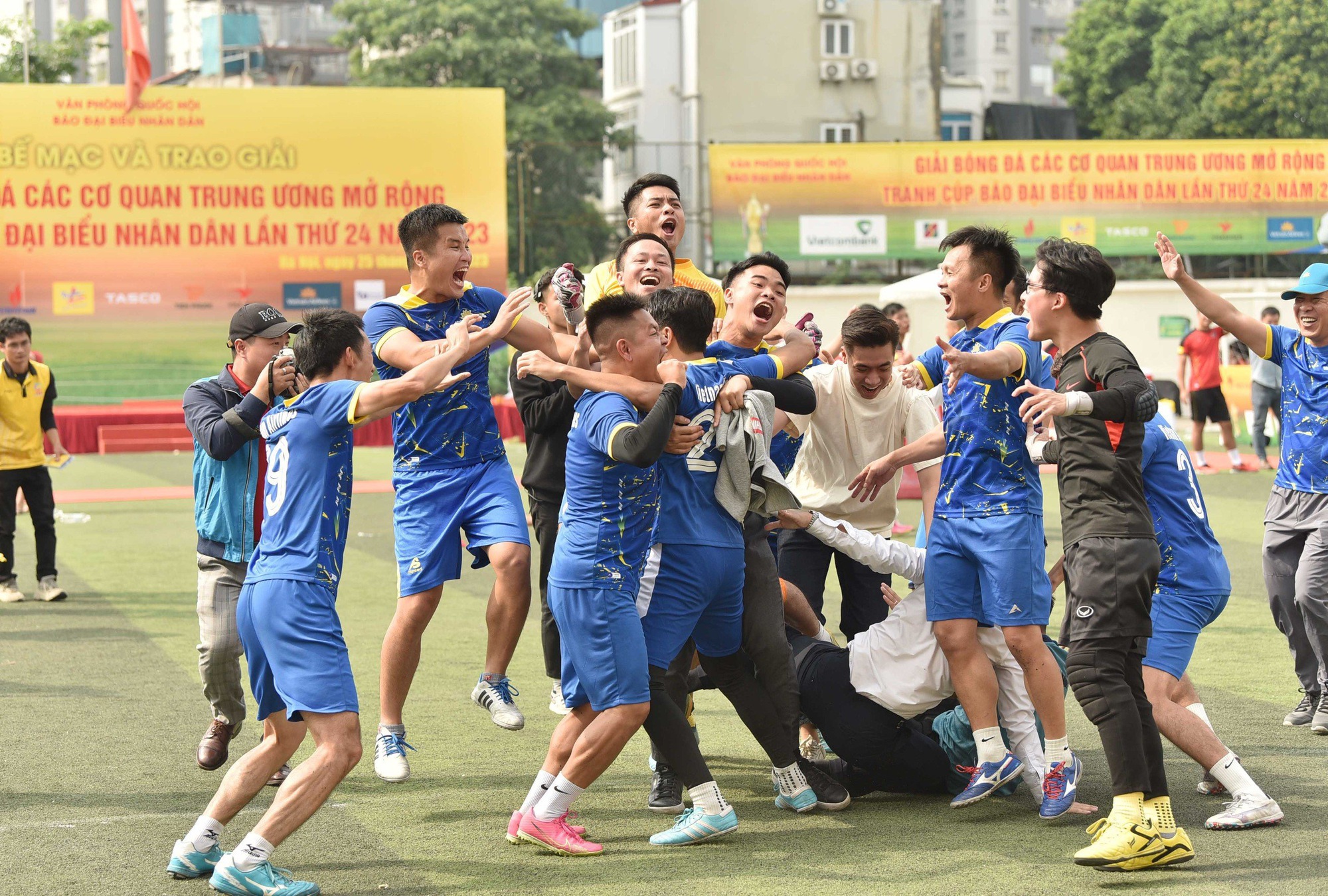 Giải bóng đá tranh Cúp Báo Đại biểu Nhân dân đã tìm ra nhà vô địch - Ảnh 1.