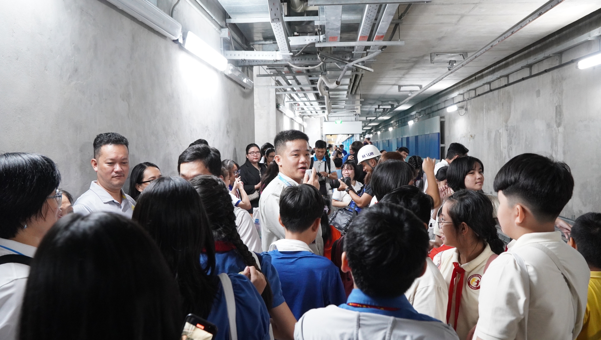 Học sinh tiểu học khám phá ga tàu điện ngầm metro Bến Thành - Suối Tiên - Ảnh 4.