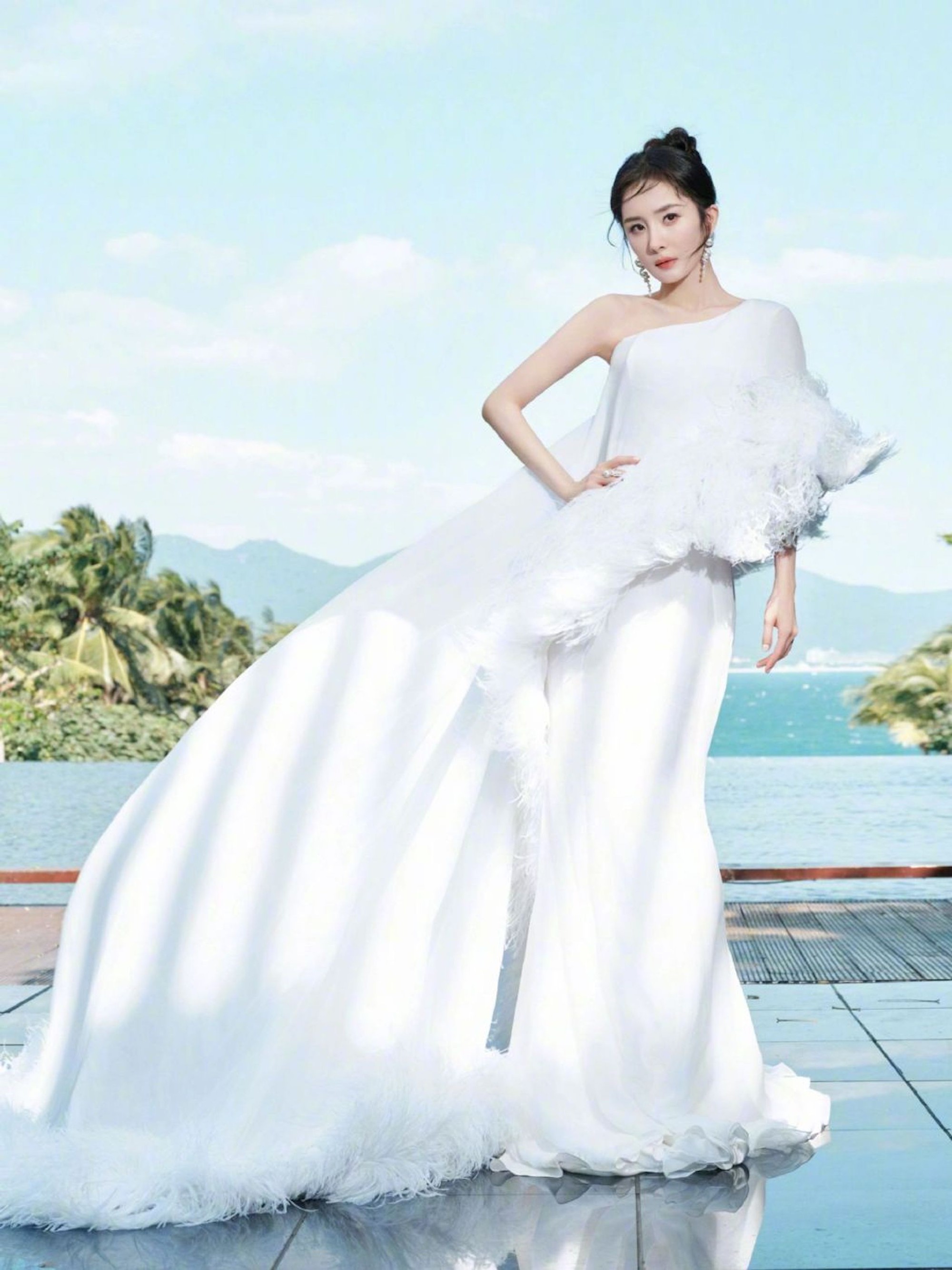 Trương Gia Nghê mặc váy công chúa 'át vía' Dương Mịch trên thảm đỏ