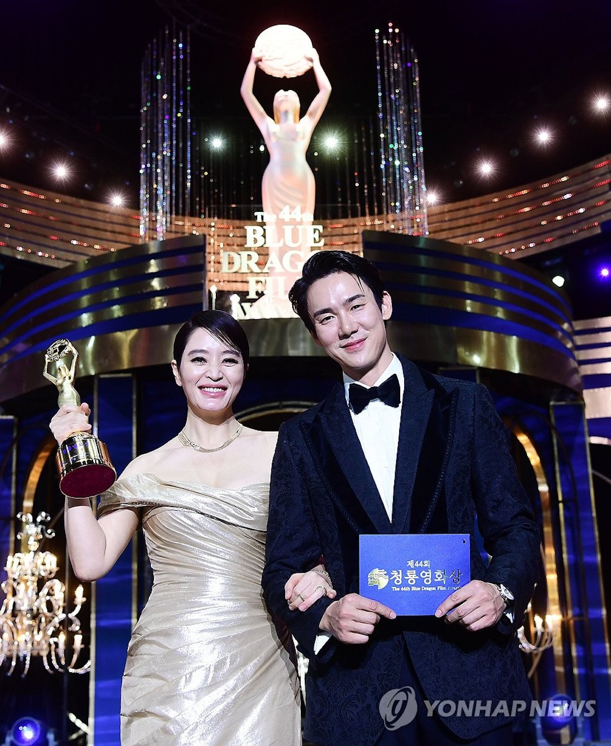 Kim Hye Soo và những mỹ nhân ấn tượng nhất tại lễ trao giải Rồng Xanh 2023 - Ảnh 3.