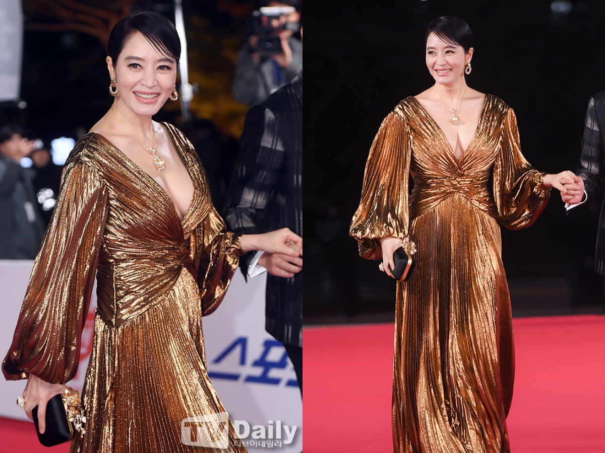 Kim Hye Soo và những mỹ nhân ấn tượng nhất tại lễ trao giải Rồng Xanh 2023 - Ảnh 1.