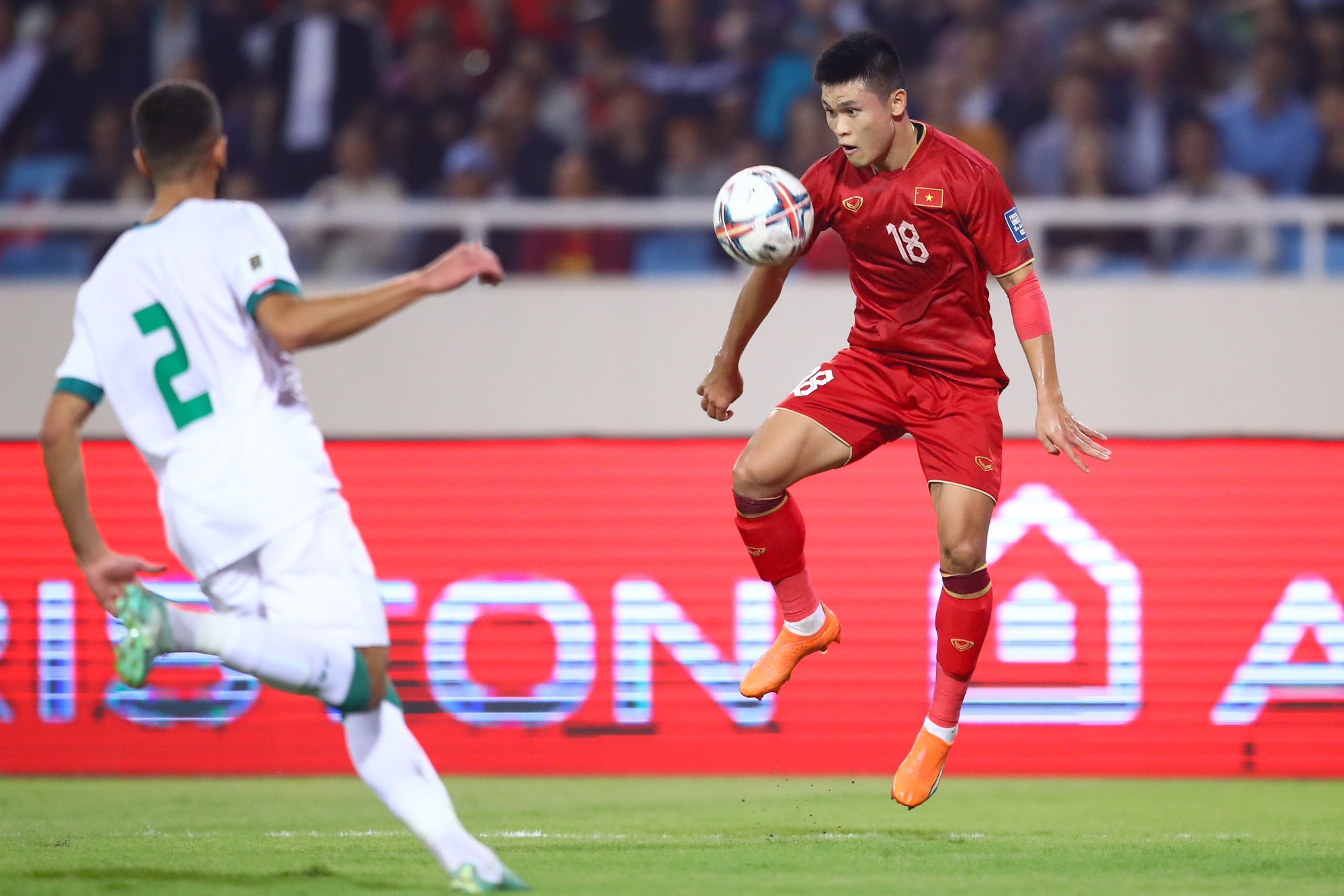 Tiền đạo đội tuyển Việt Nam bứt phá mạnh mẽ, cuộc đua Quả bóng vàng gay cấn - Ảnh 3.